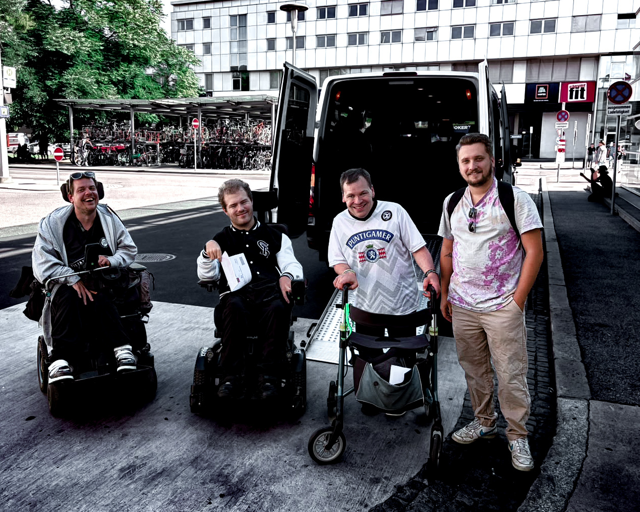 Eine Gruppe Männer mit Rollstühlen.