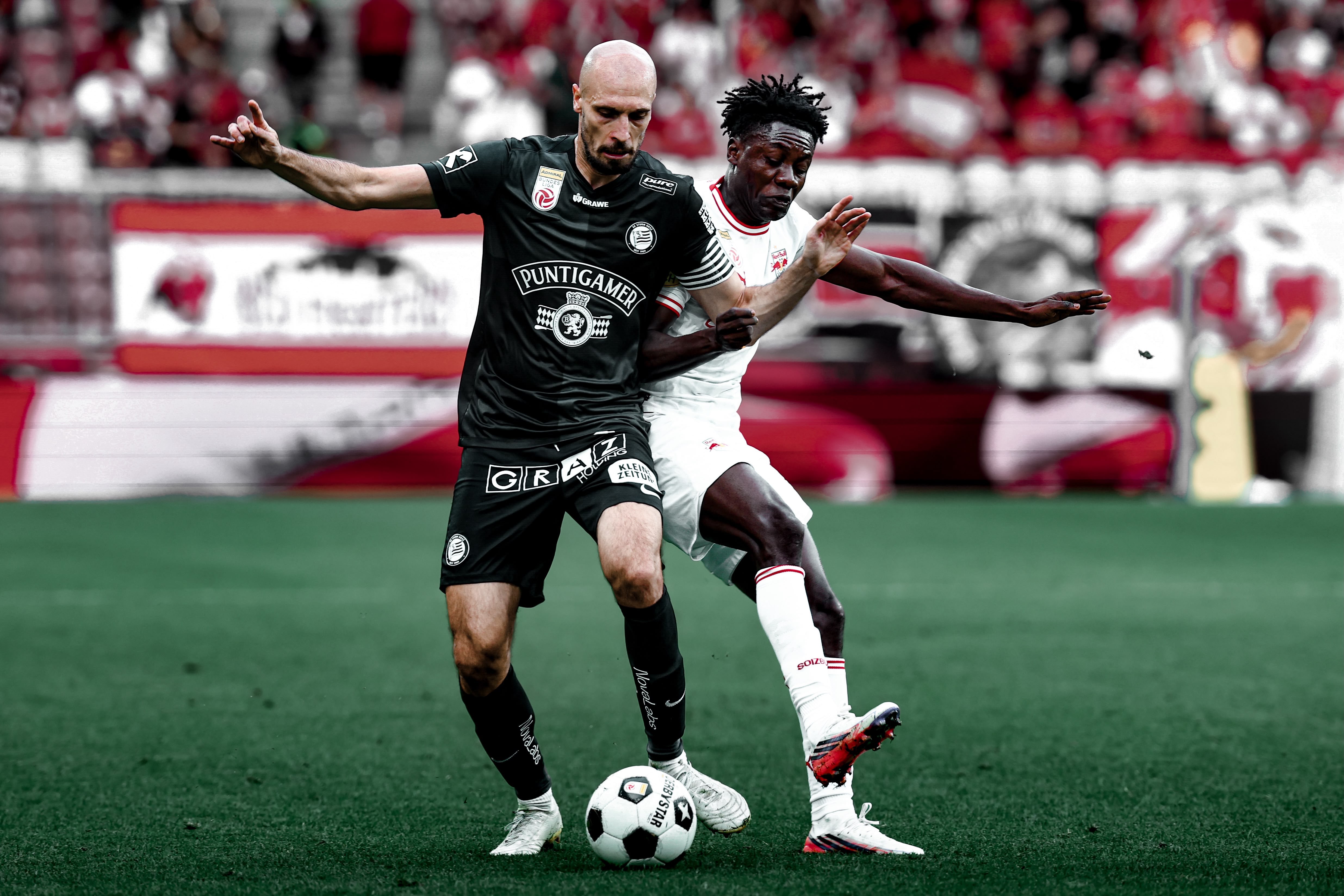 Zwei Spieler kämpfen um einen Ball.