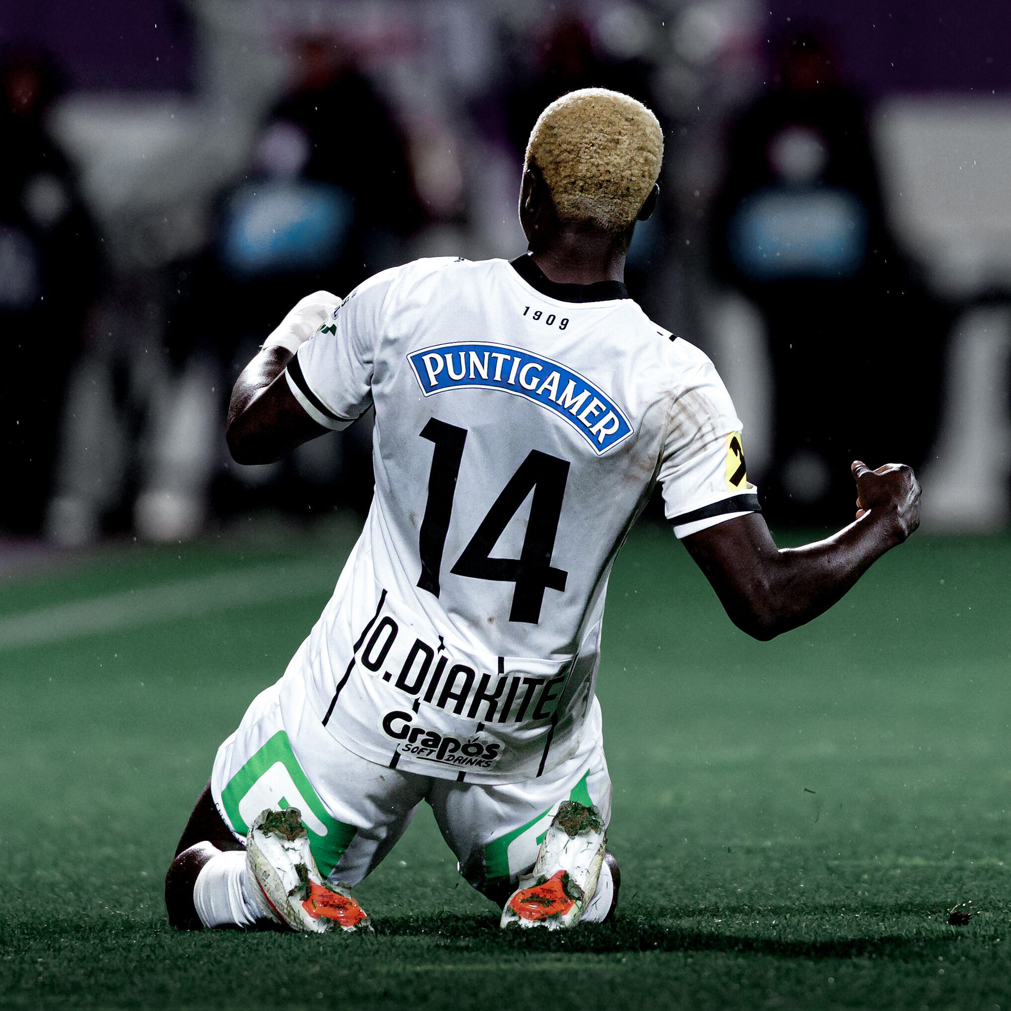 Ein Spieler in weiß jubelt