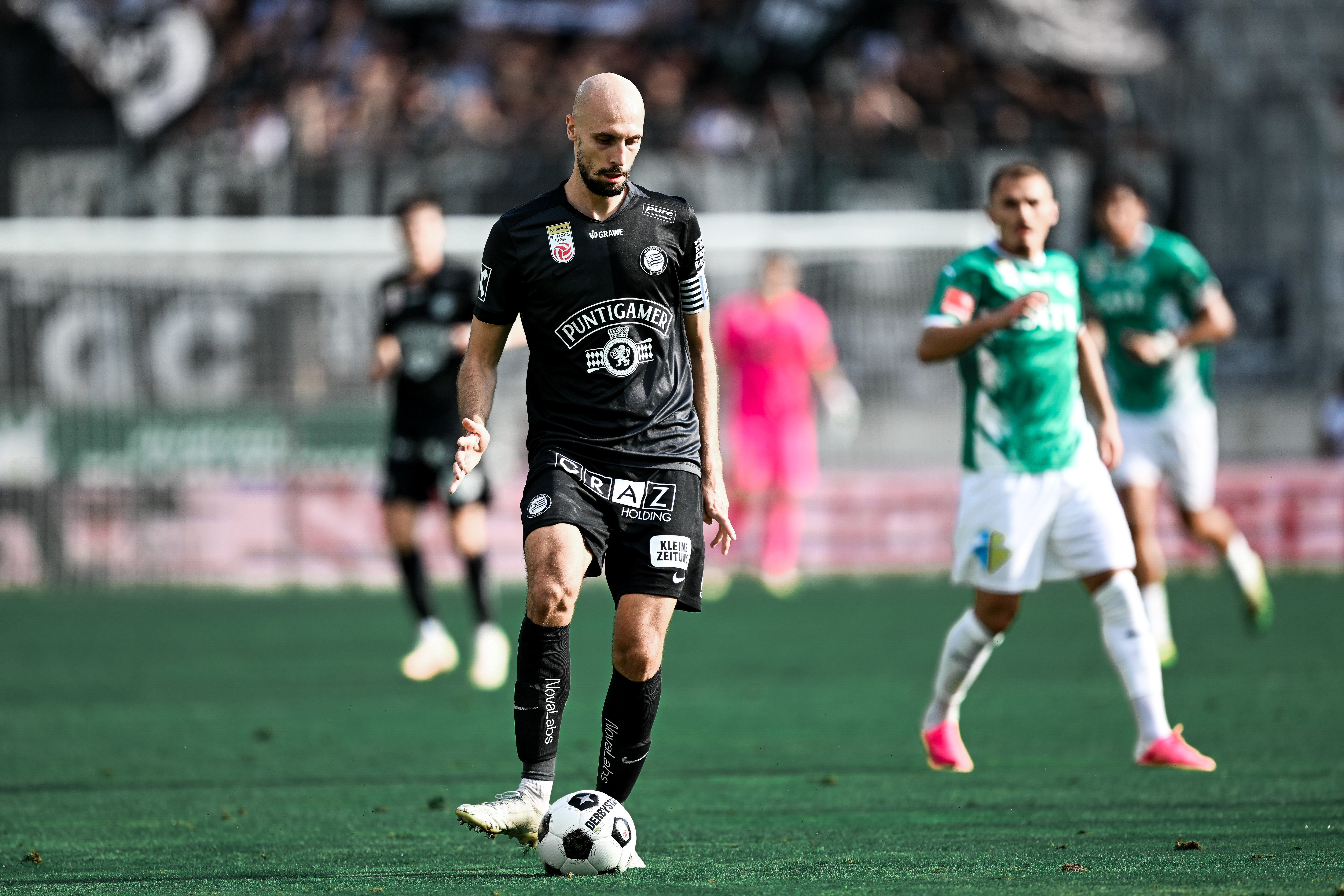 Fussballer mit Ball am Fuss