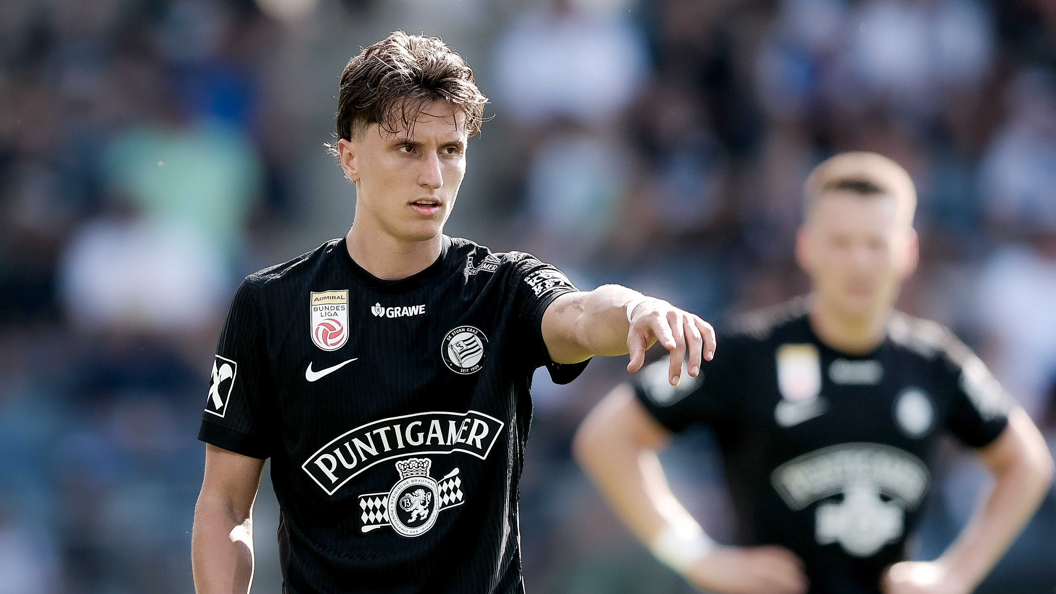 Ein Spieler im Vordergrund, einer im Hintergrund