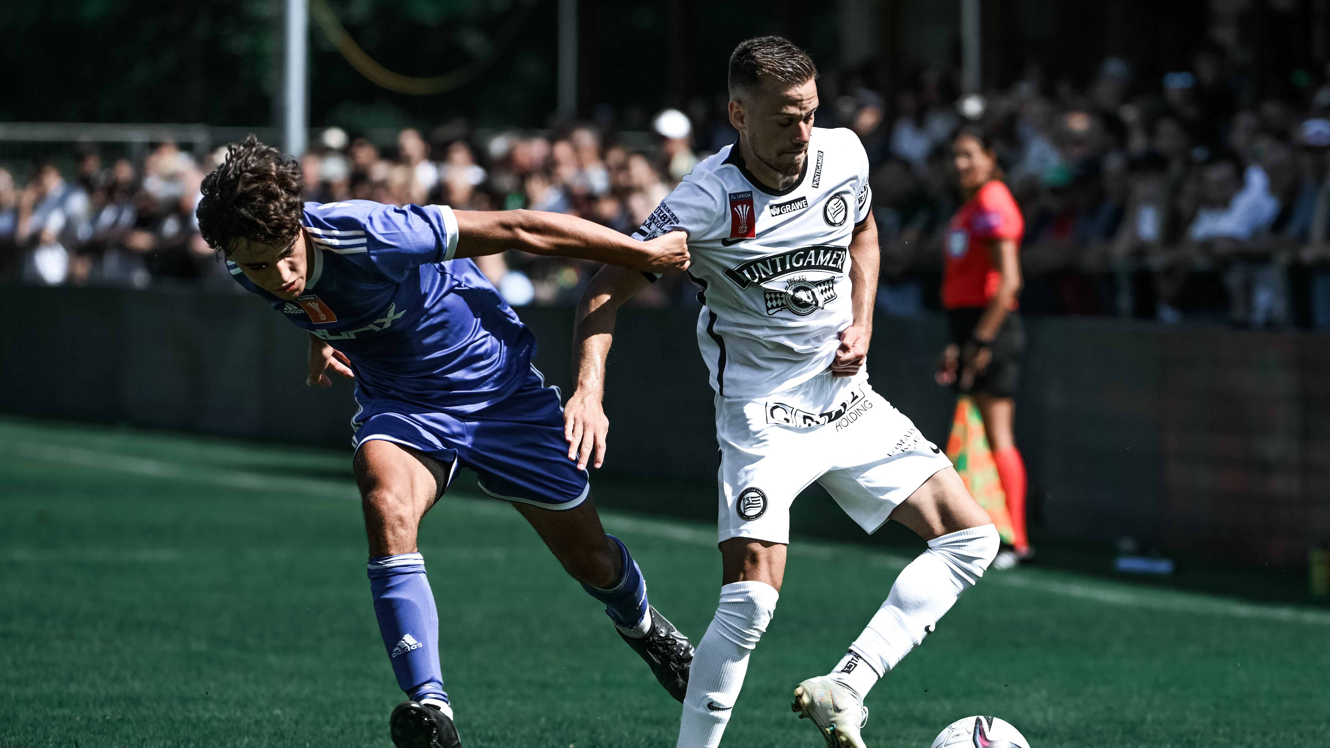 Zwei Spieler im Kampf um den Ball