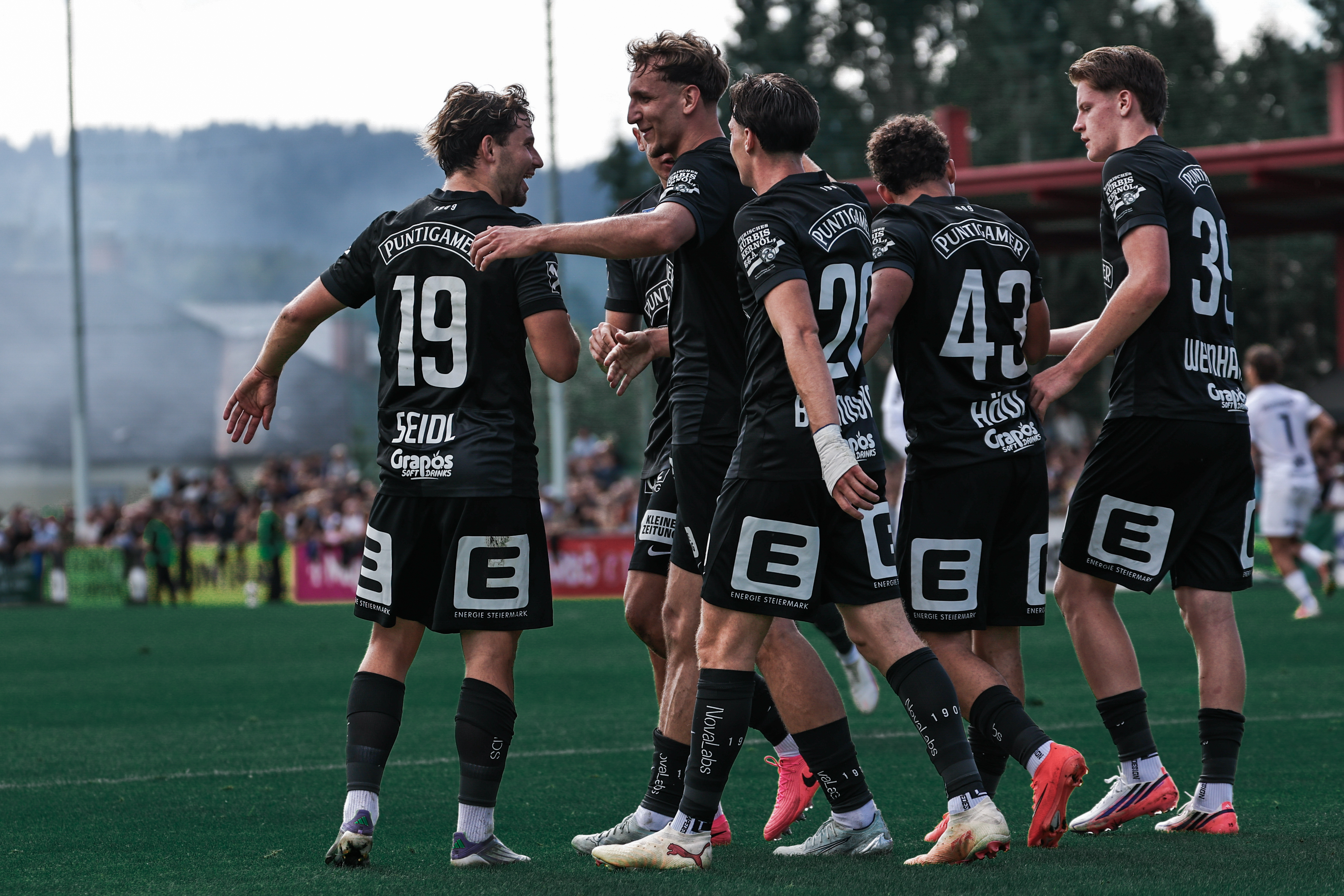 Eine Gruppe von Spielern, die jubelt