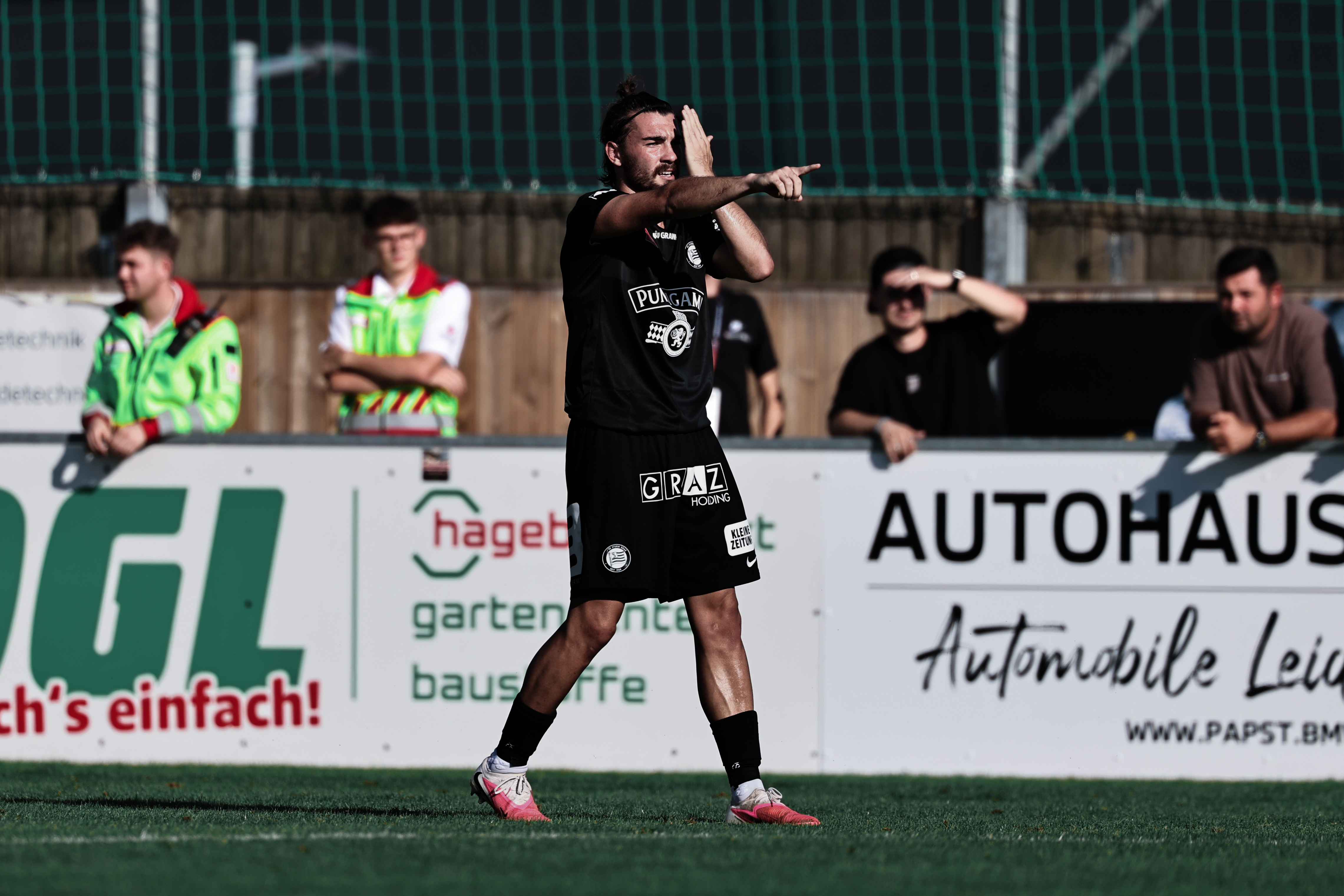 Ein Spieler zeigt in die Ferne.