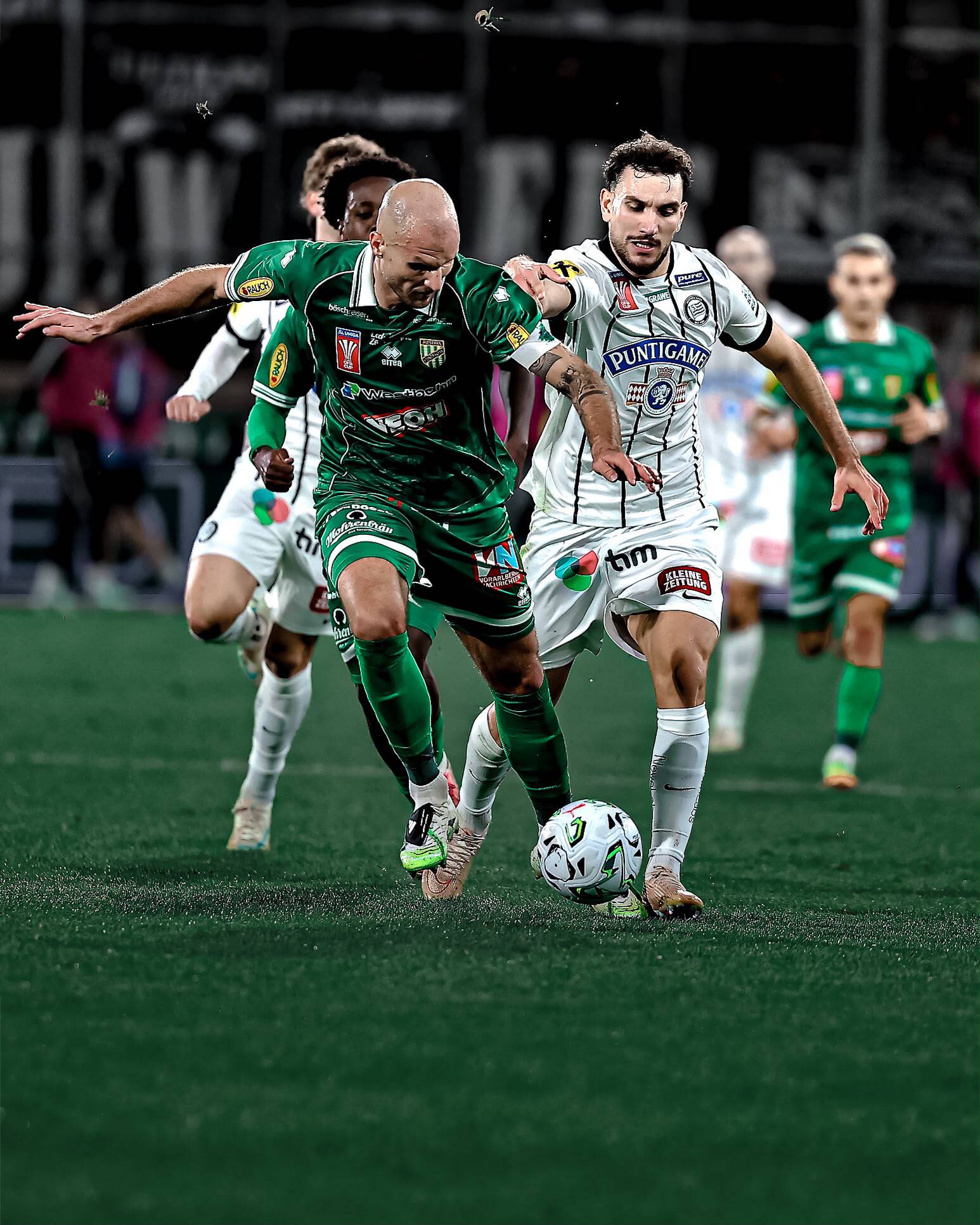 Zwei Spieler kämpfen um einen Ball.