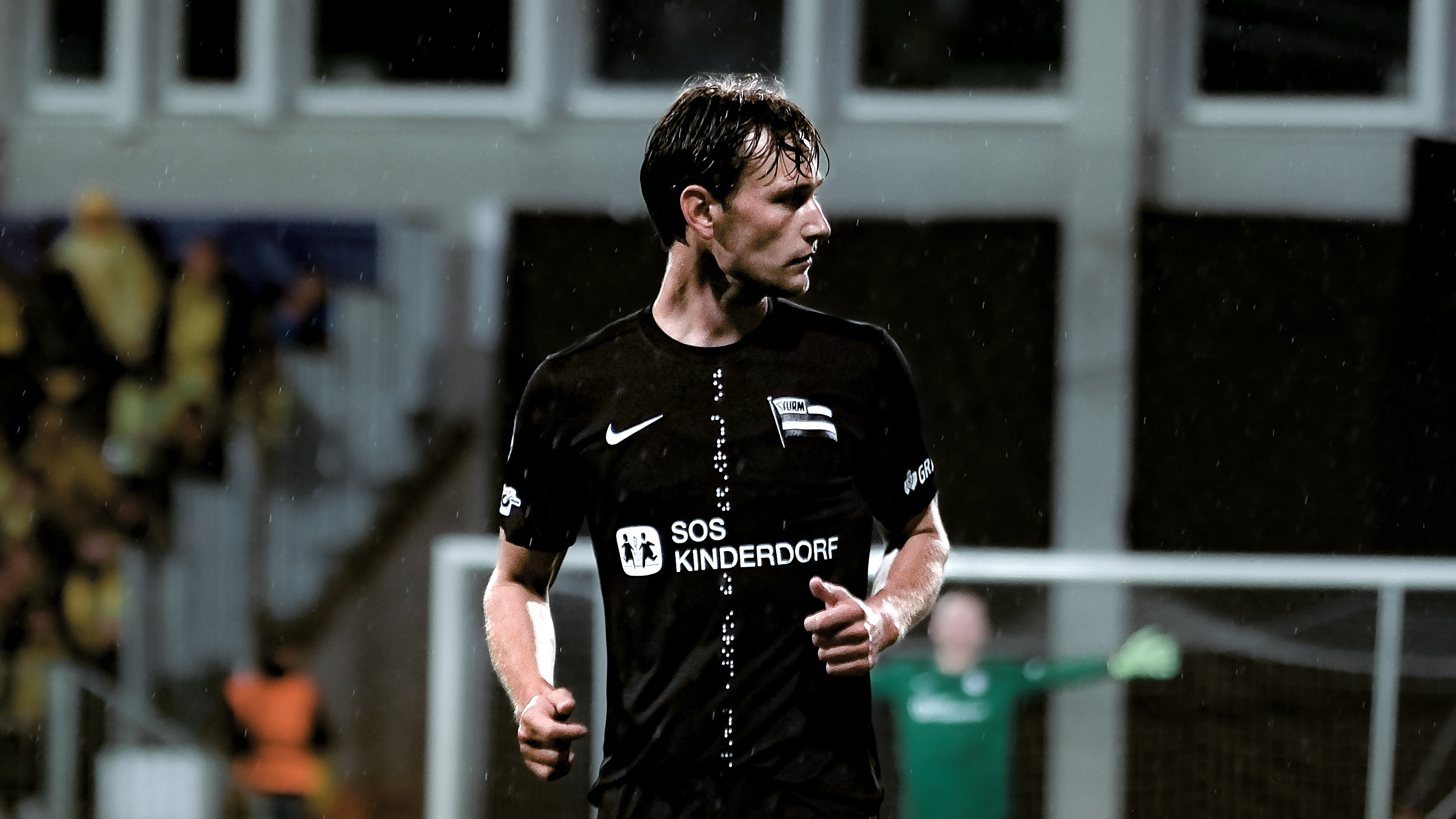 Ein Spieler in einem schwarzen Trikot