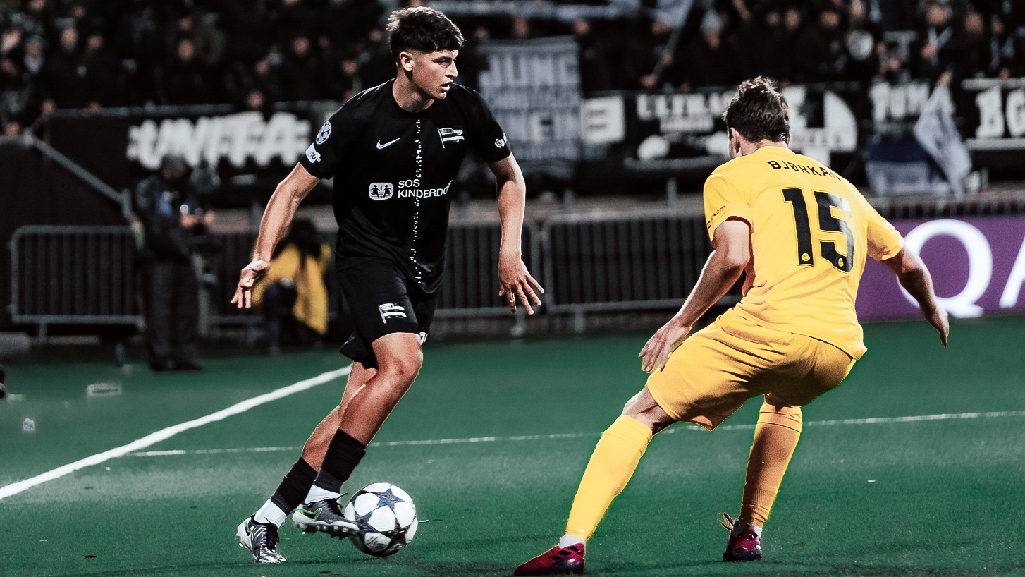 zwei spieler im Kampf um den Ball