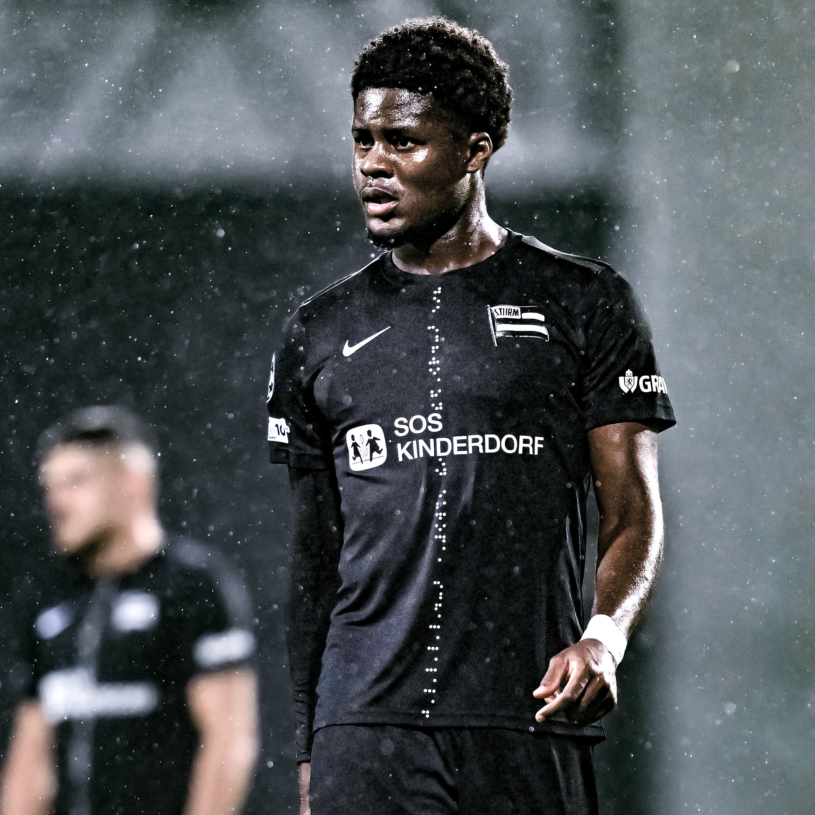 Ein Spieler im schwarzen Trikot