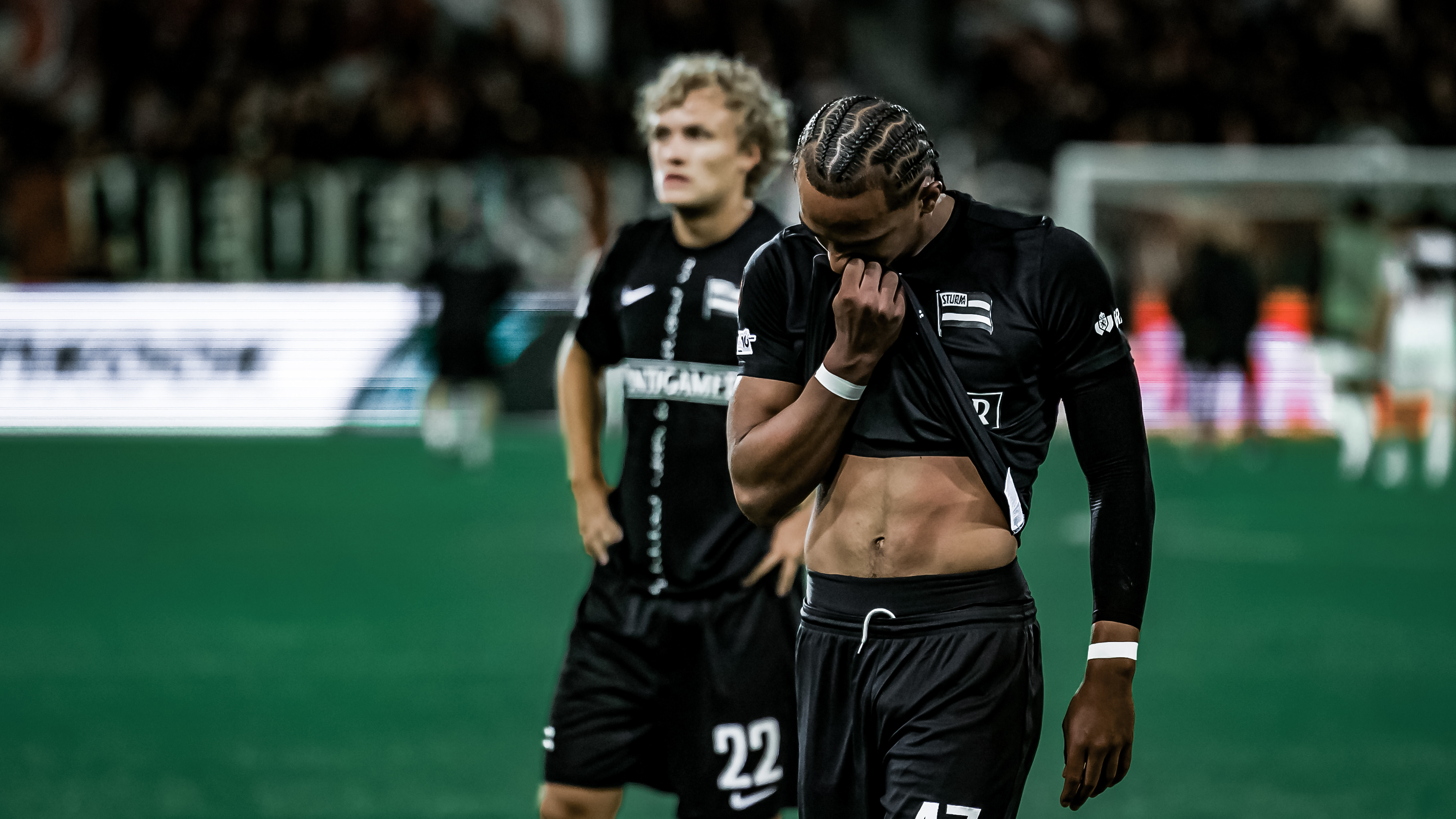 zwei traurige Spieler in schwarz