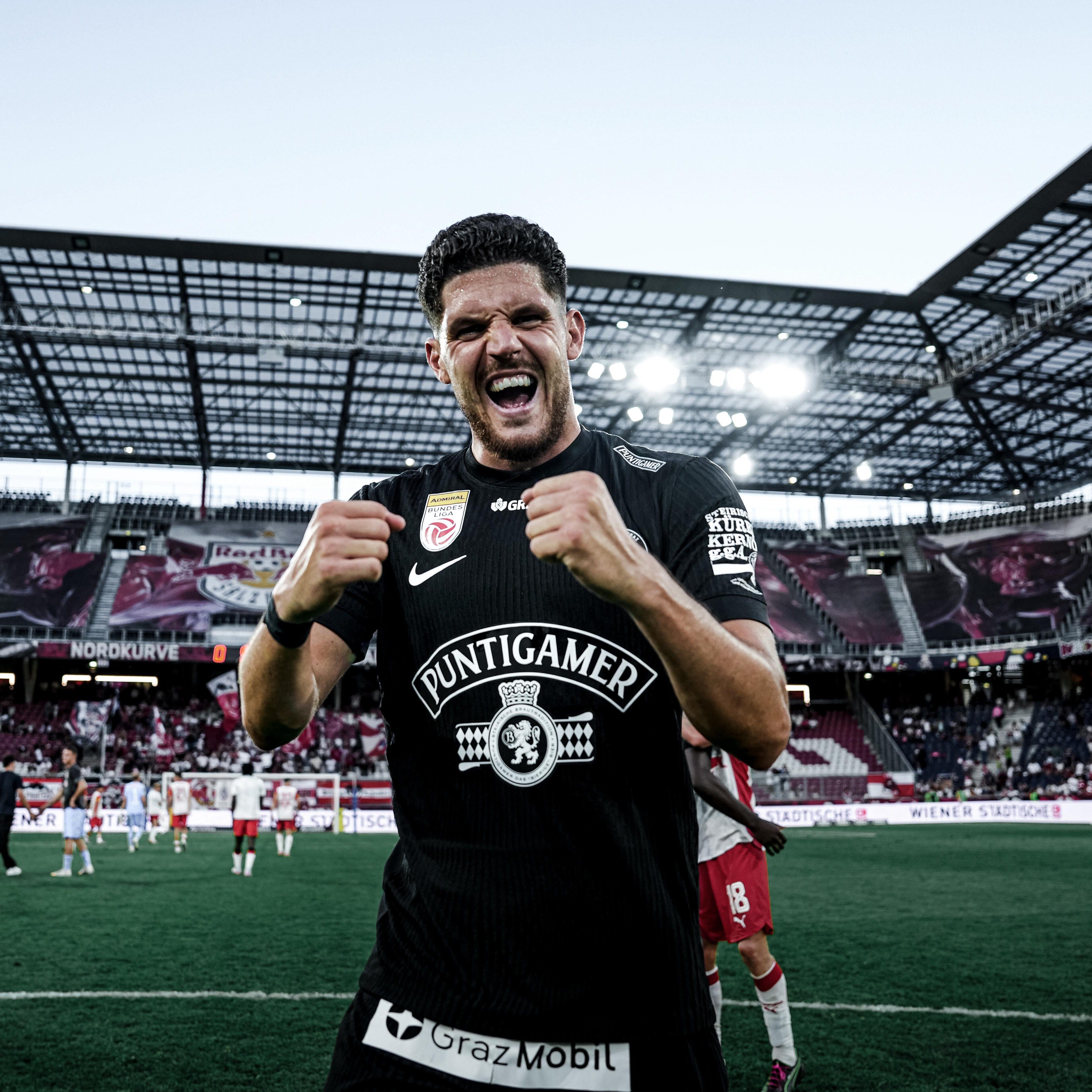 Ein Spieler, der jubelt