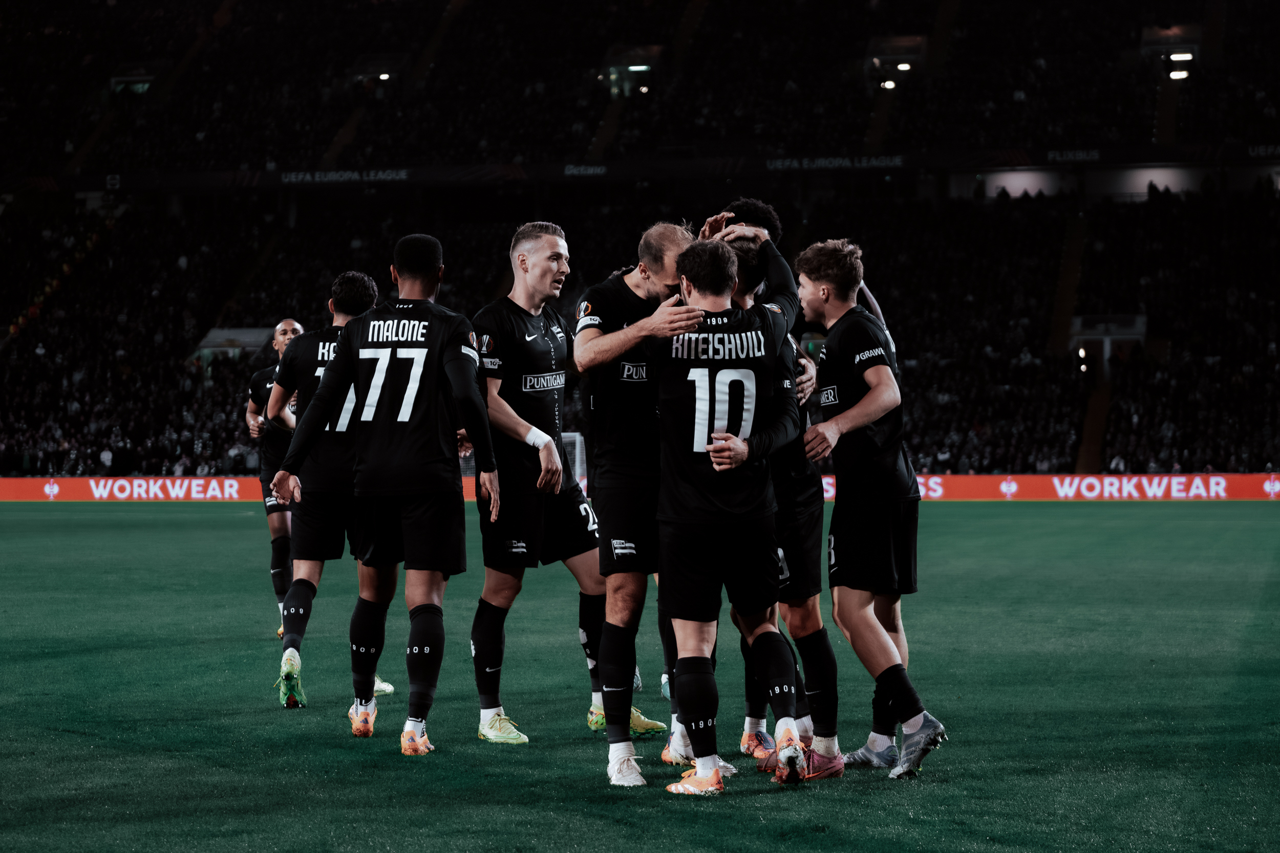 Männer, die sich in den Armen liegen