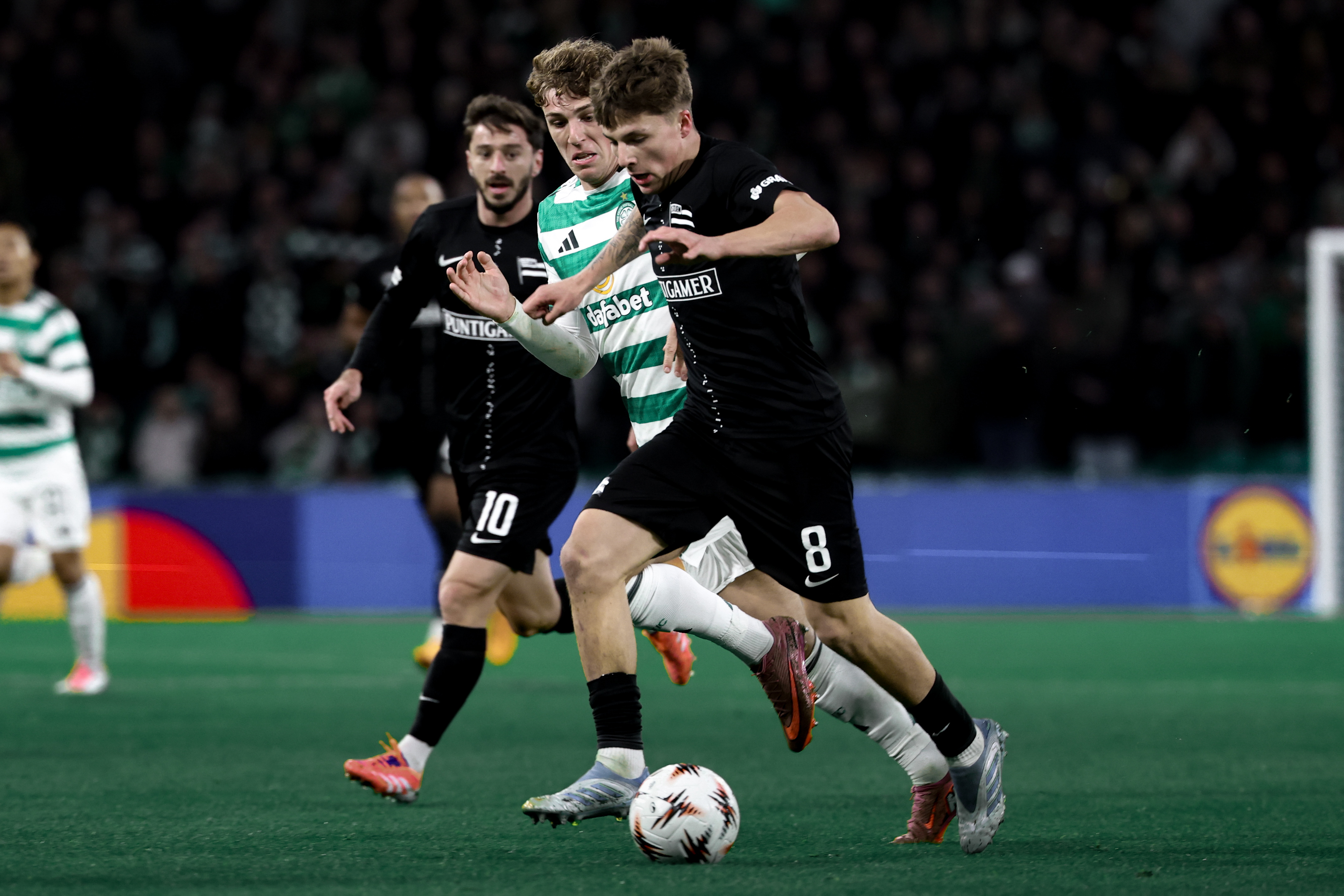 Zwei Spieler im Kampf um den Ball
