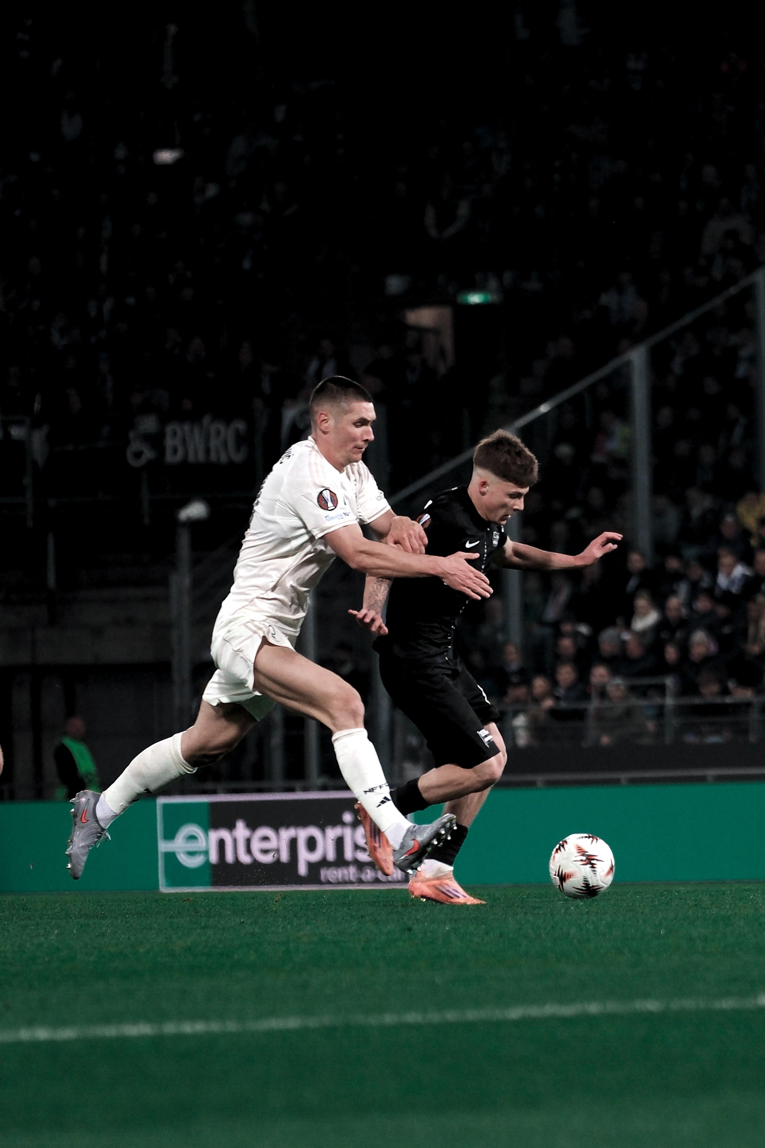 Zwei Spieler kämpfen um den Ball