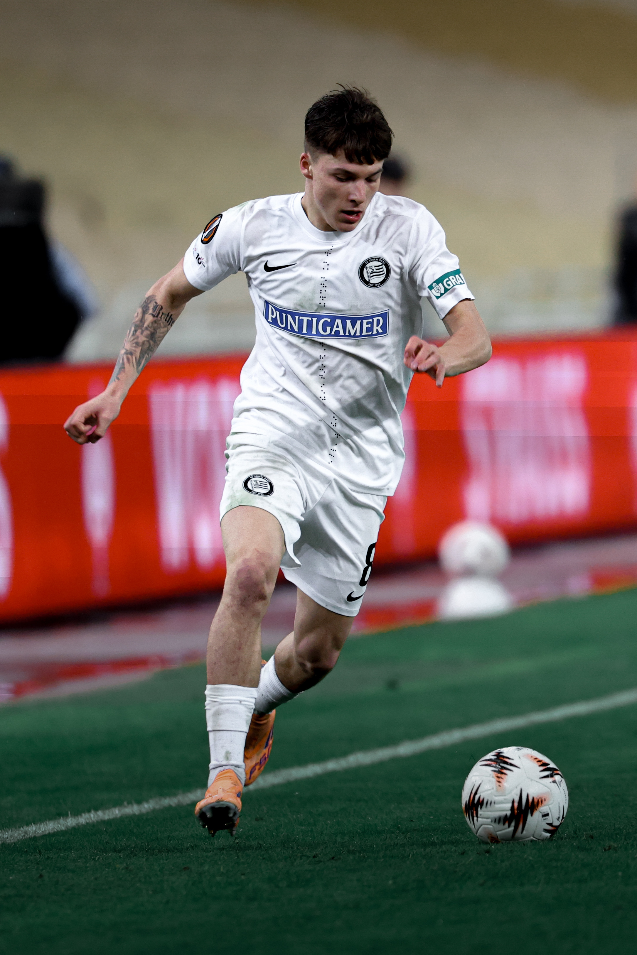 Ein Spieler mit Ball