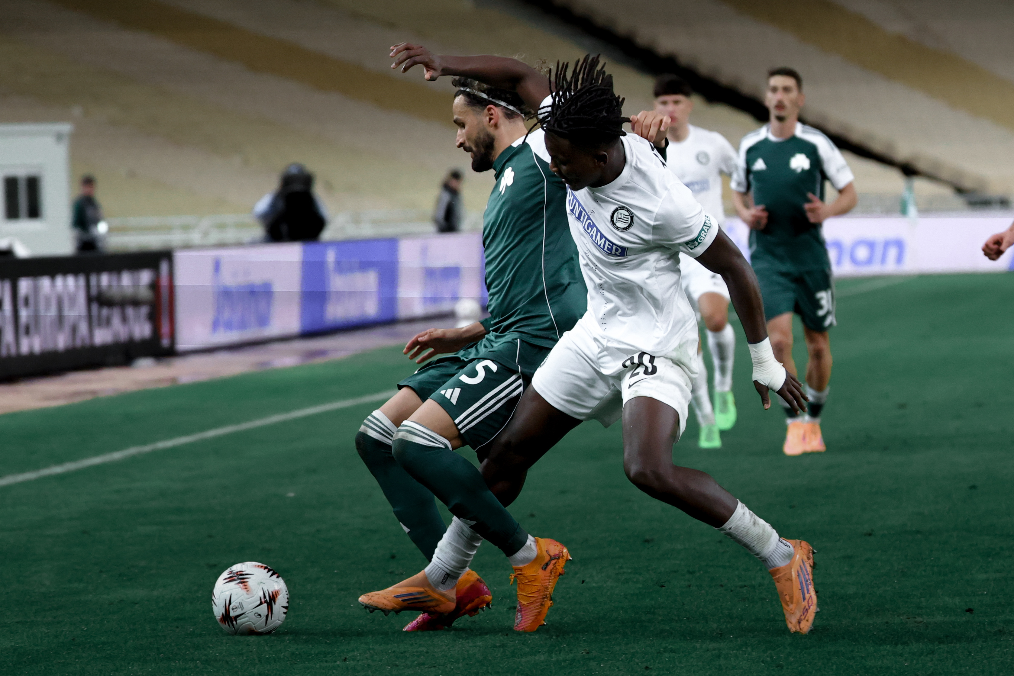 Zwei Männer kämpfen um den Ball