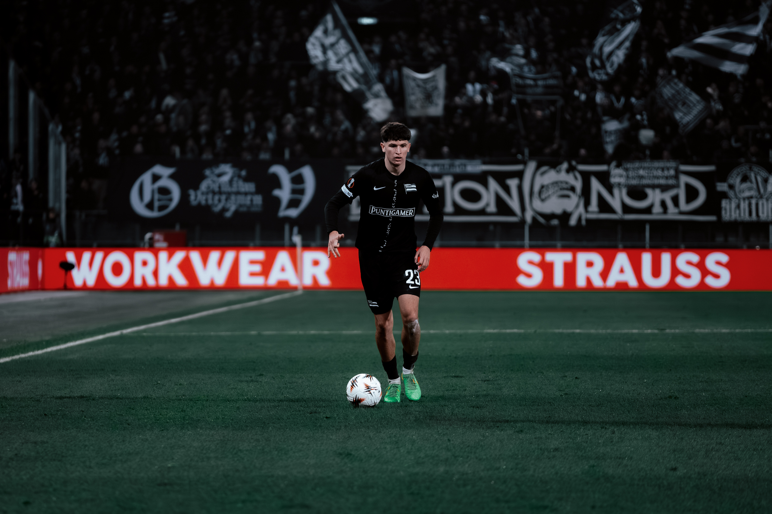 Ein Spieler mit Ball