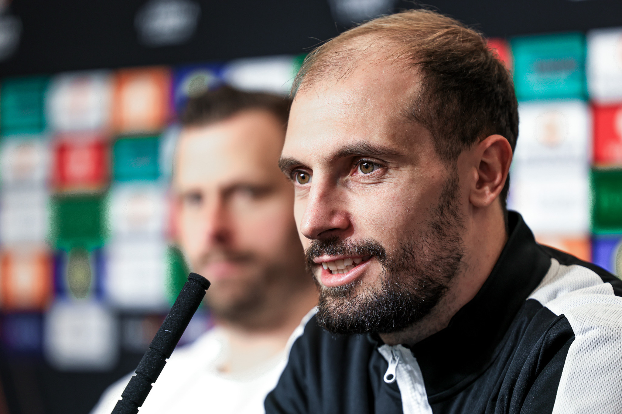 Mann und ein Mikrofon