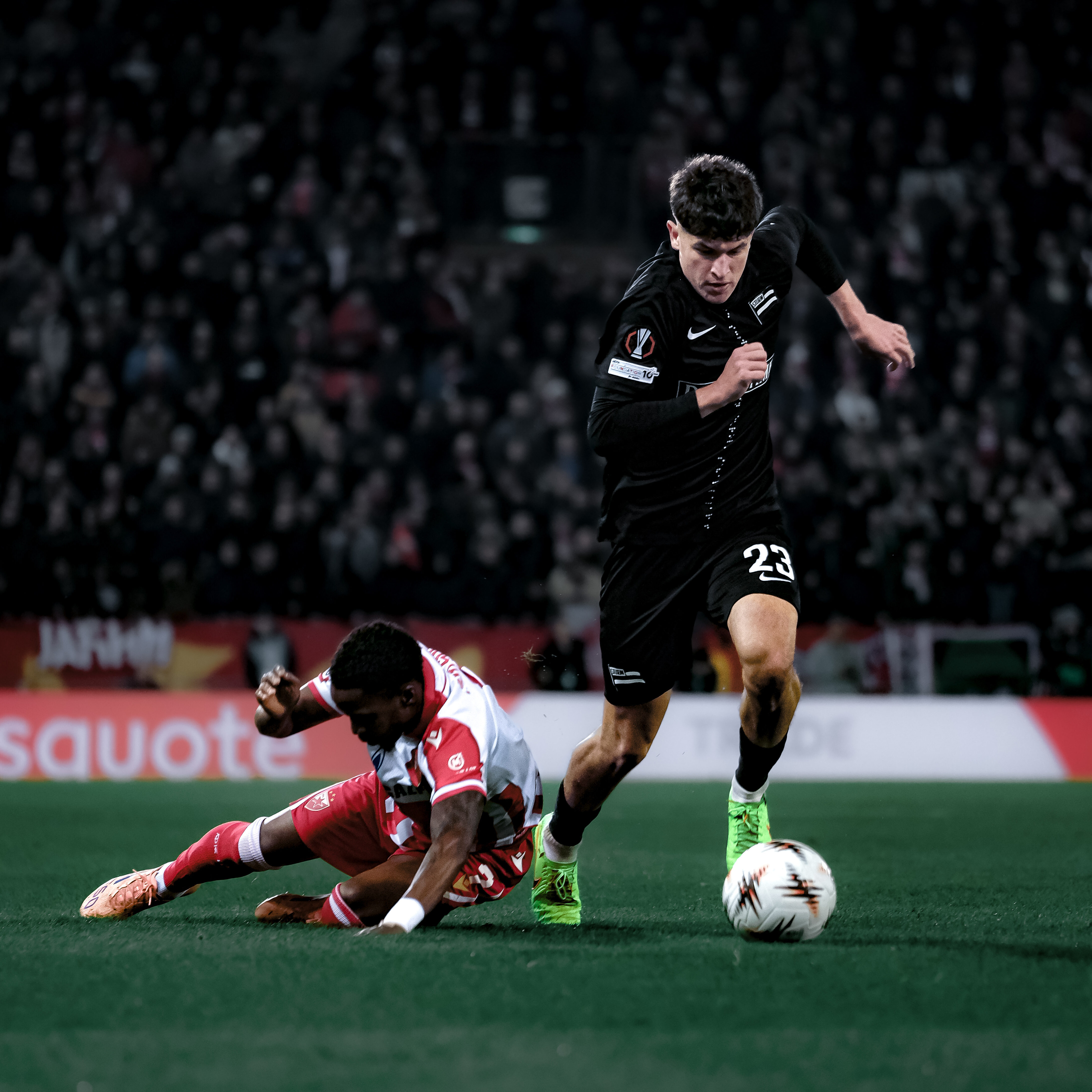 Ein Spieler läuft einem anderen, der am Boden liegt davon