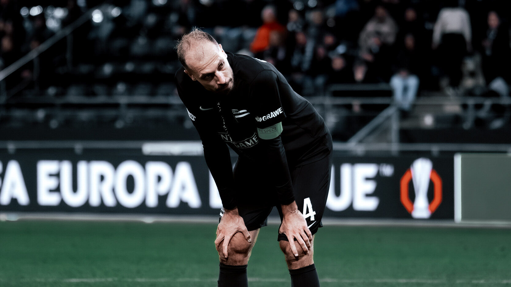 Ein Mann mit den Händen auf den Knien.