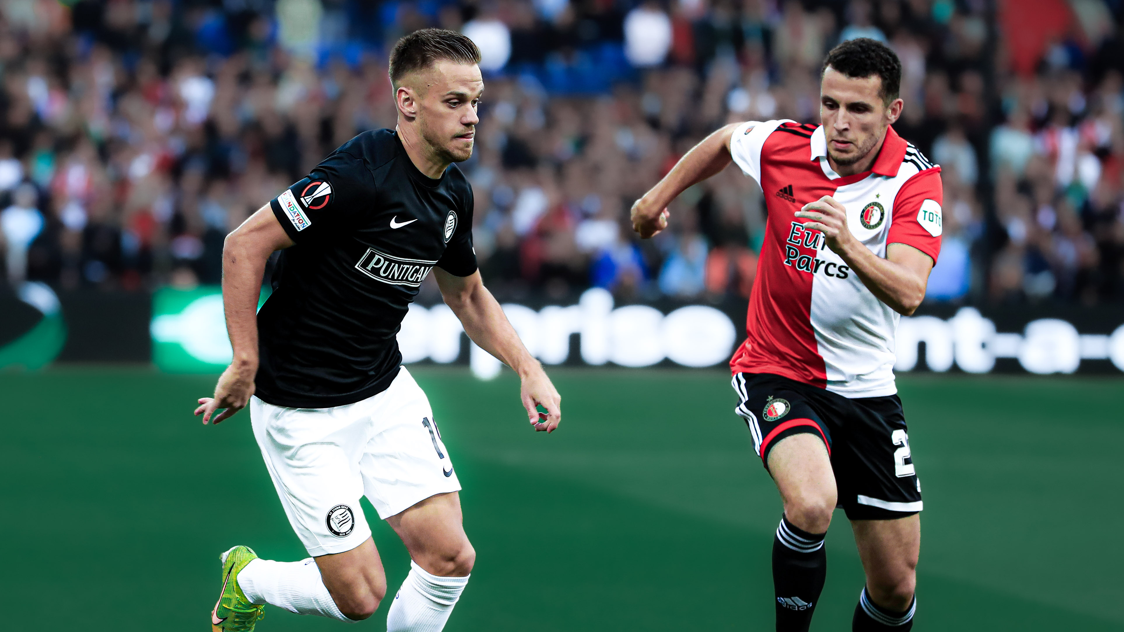 Zwei Spieler im Kampf um den Ball