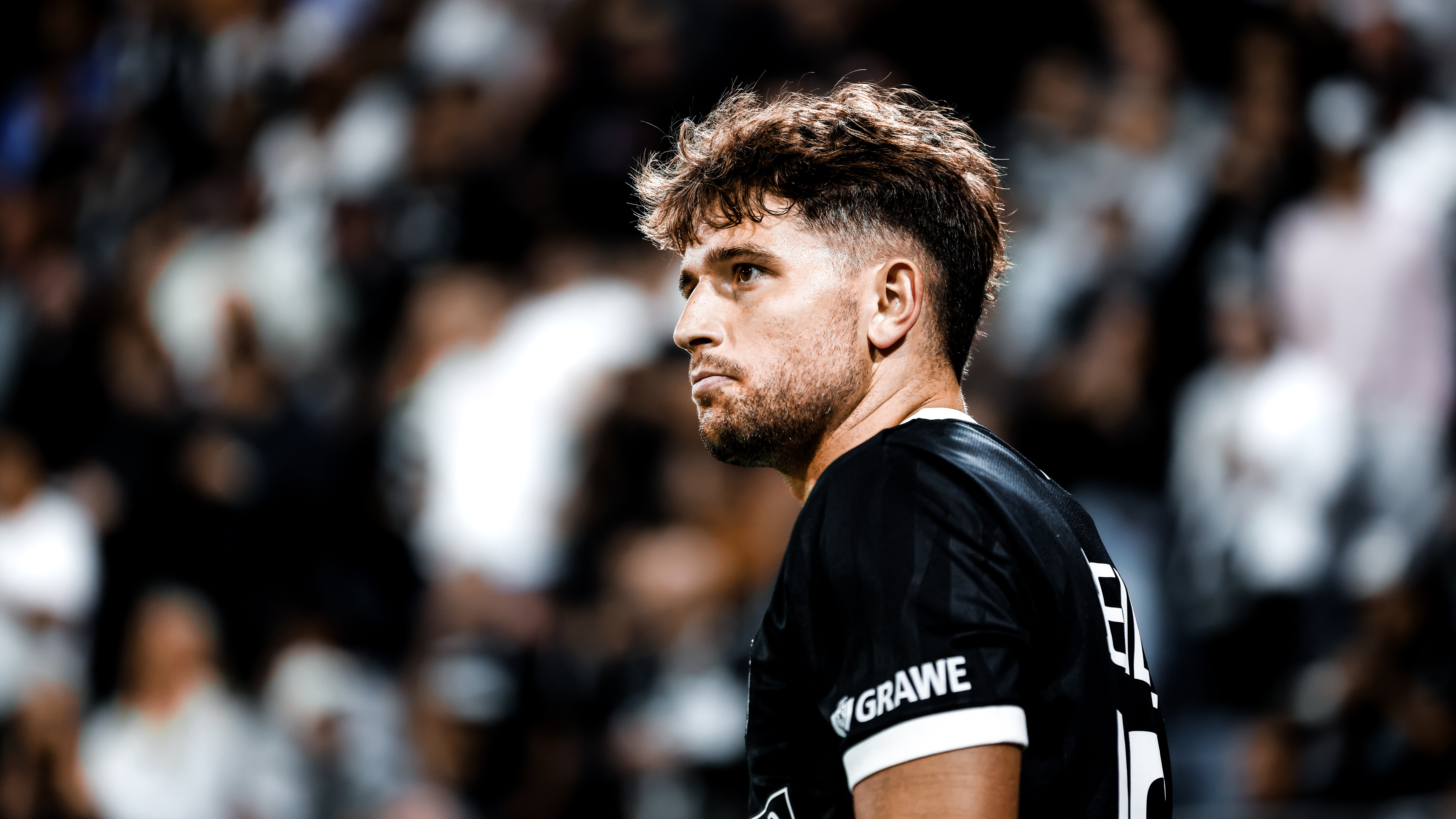 Ein Spieler in einem schwarzen Trikot schaut nach links