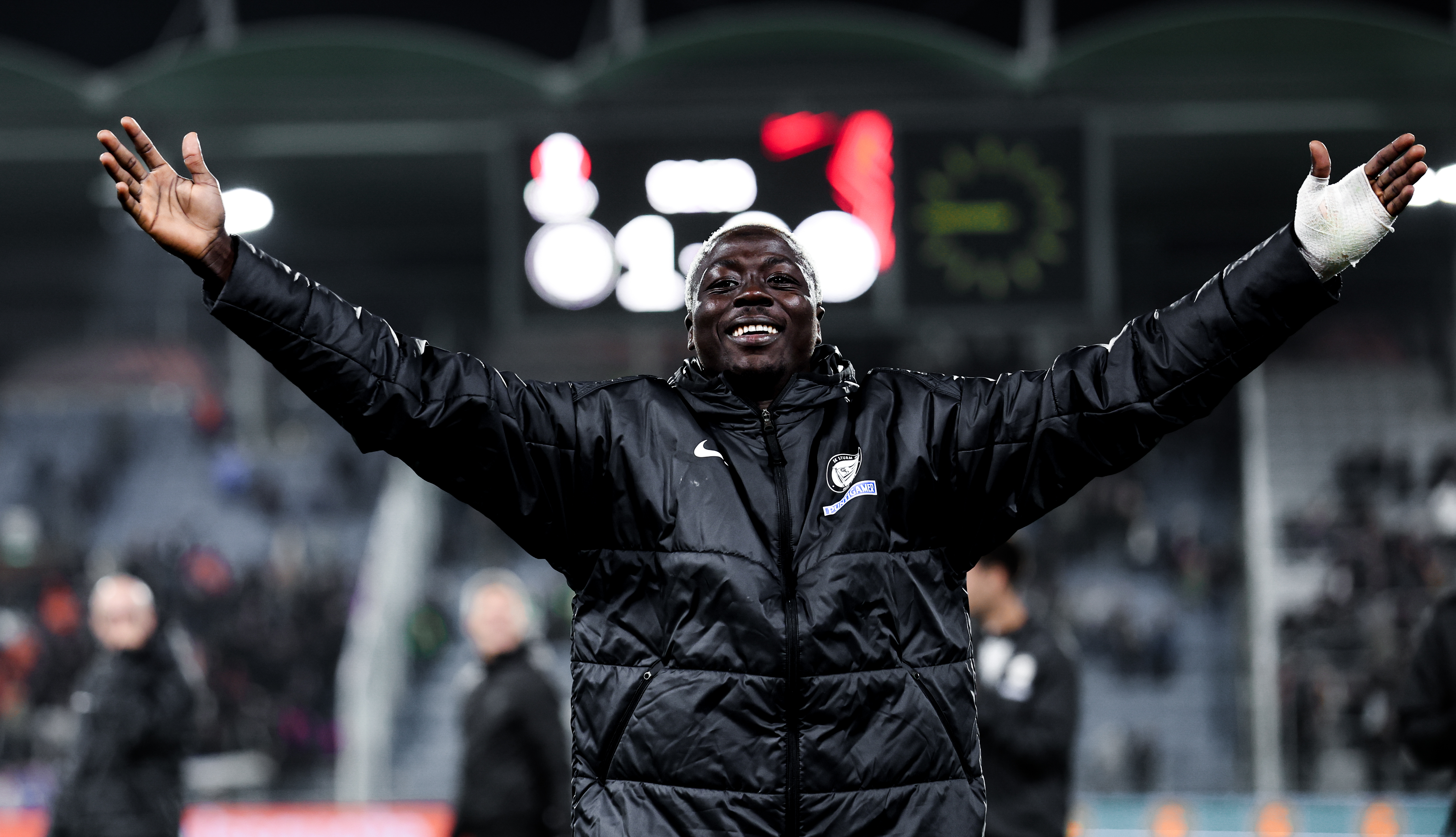 Ein Spieler in einer schwarzen Jacke jubelt