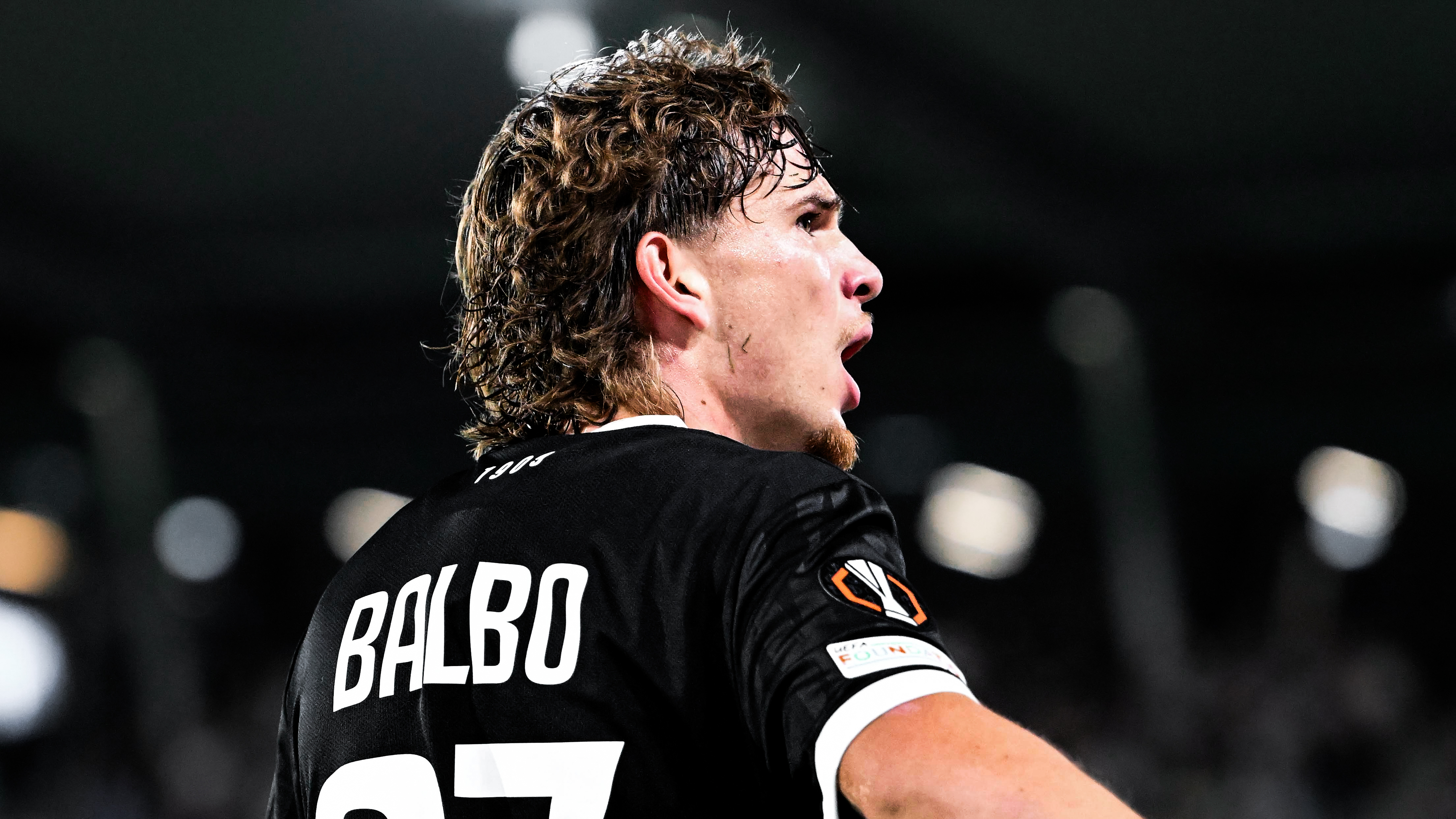 Ein Spieler in einem schwarzen Trikot schaut nach rechts