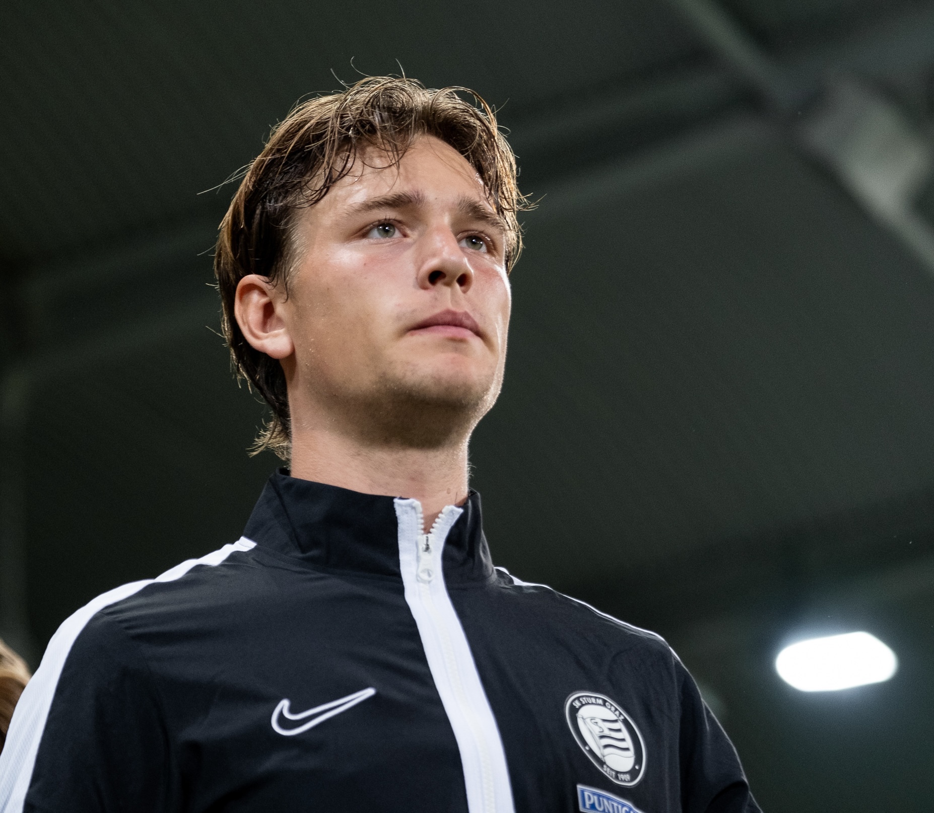 Fußballspieler blickt voraus