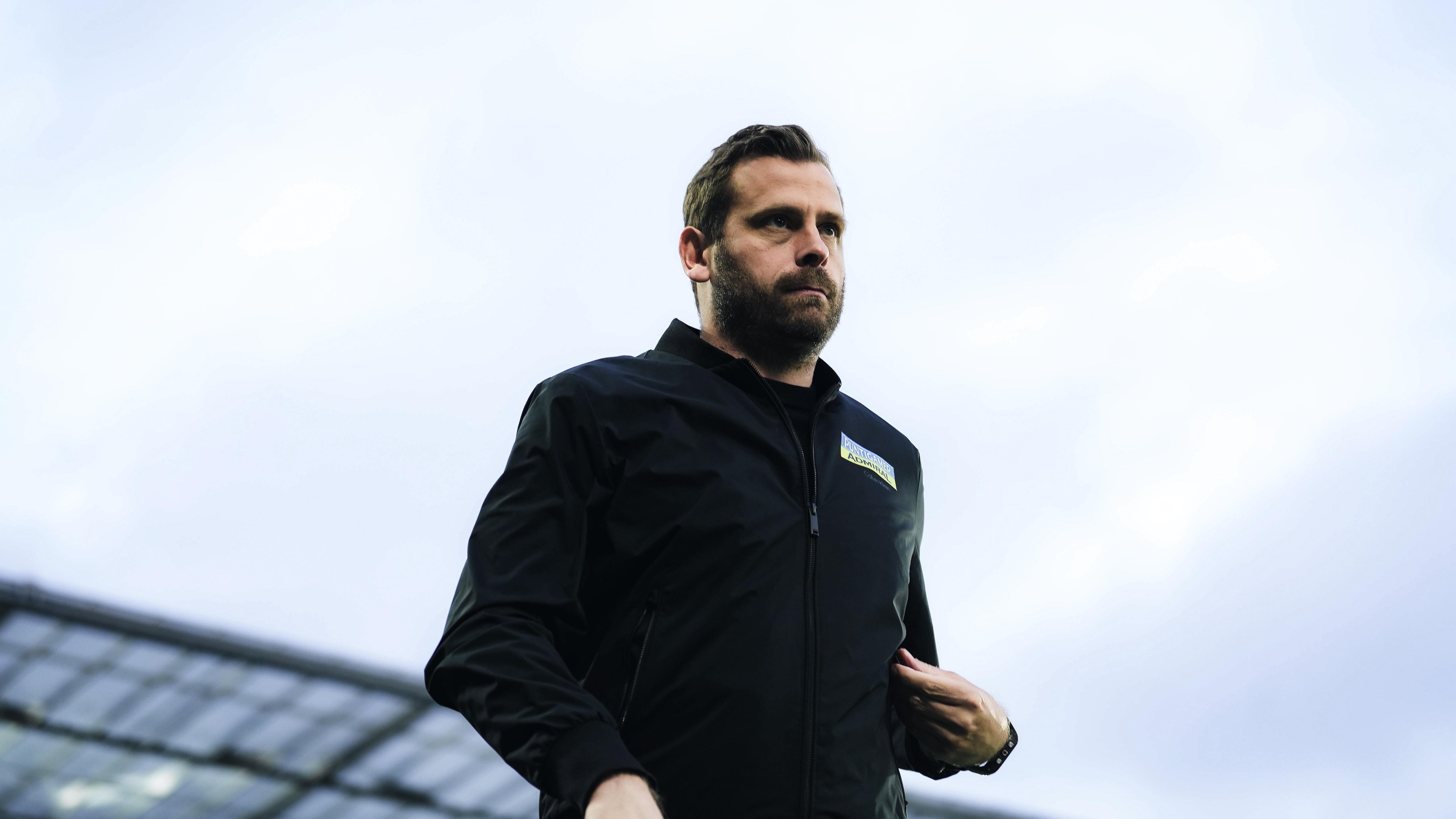 Mann in schwarzer Jacke