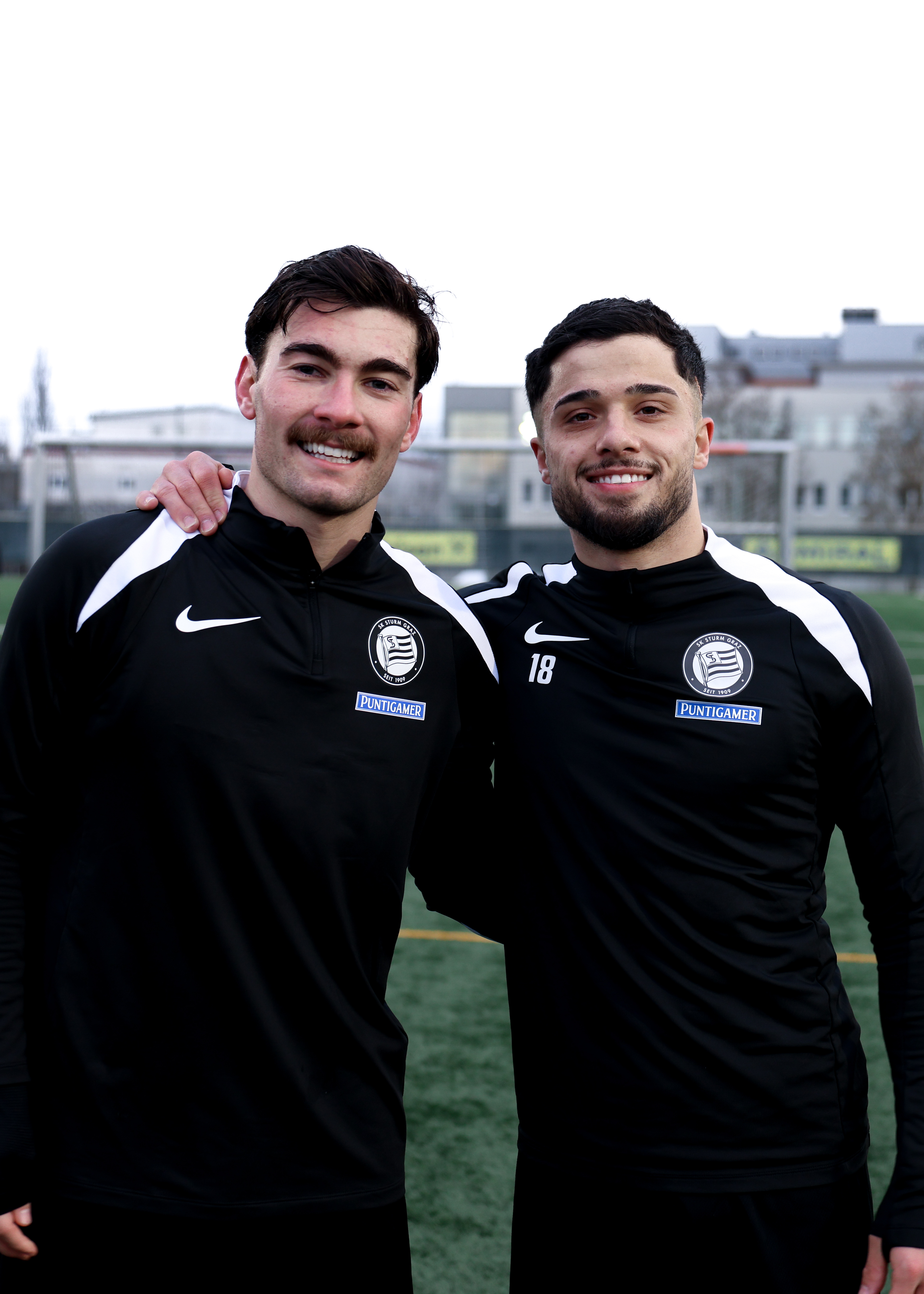 Zwei Männer Arm in Arm