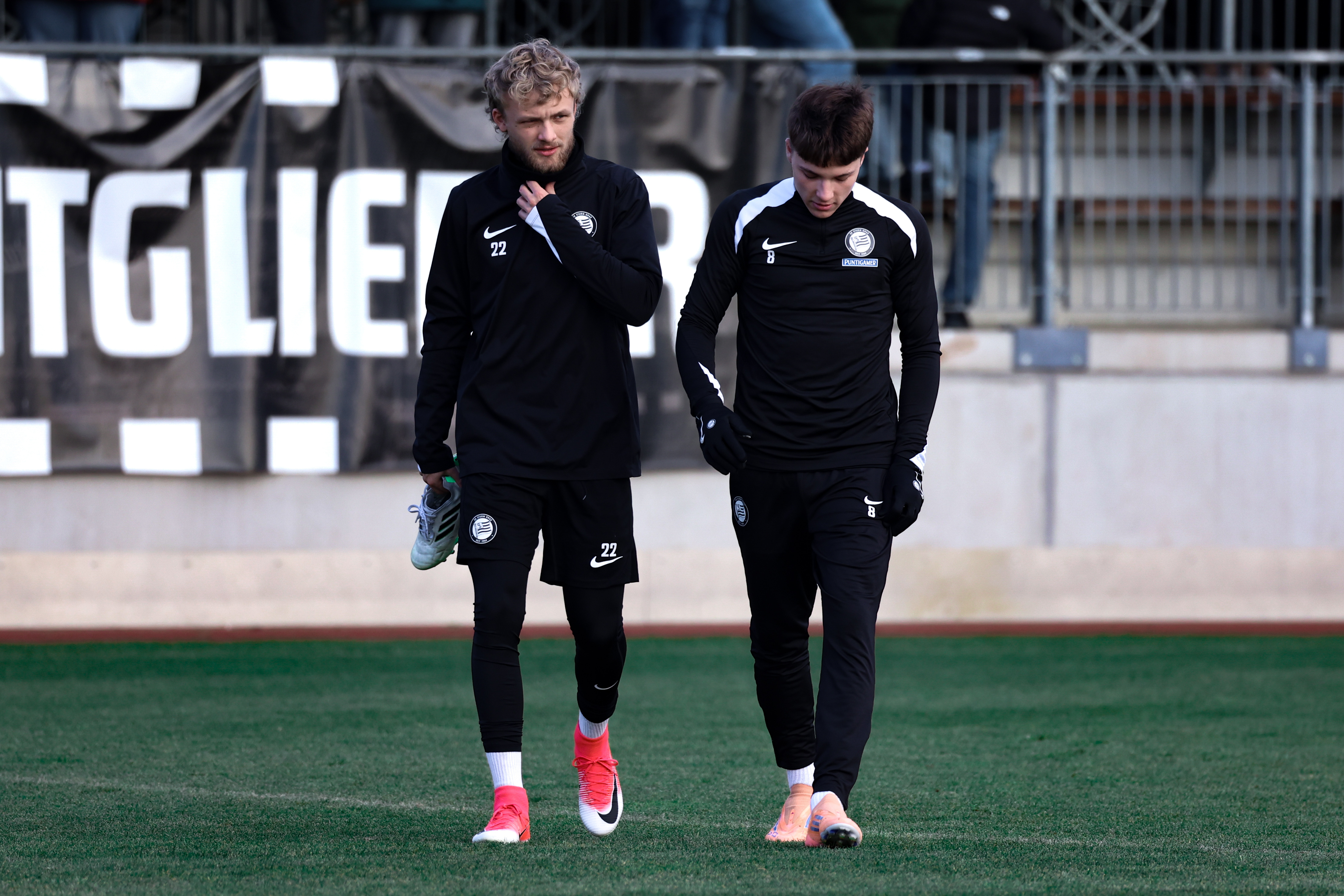 Zwei Spieler am Feld