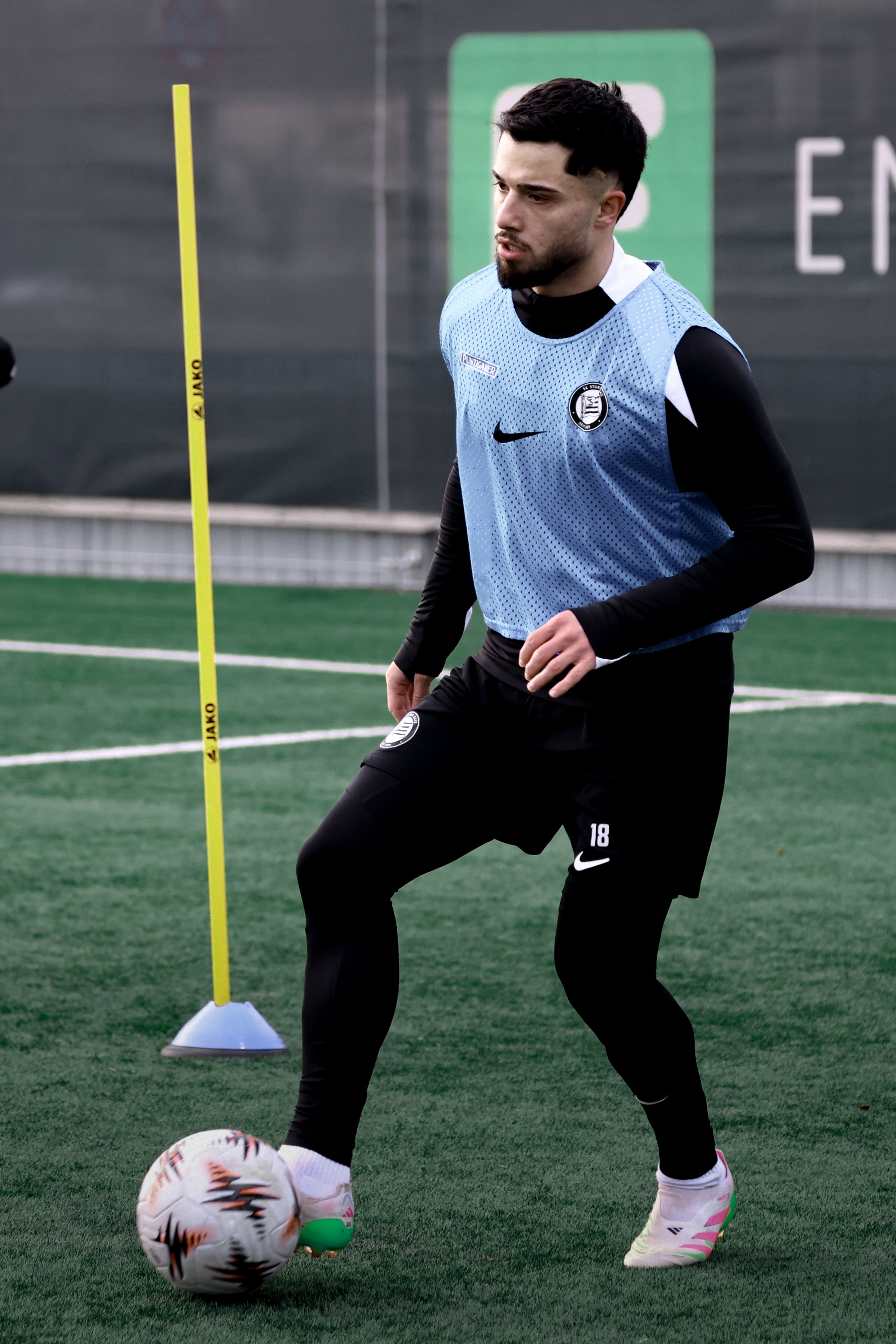 Ein Mann mit Ball am Fuß