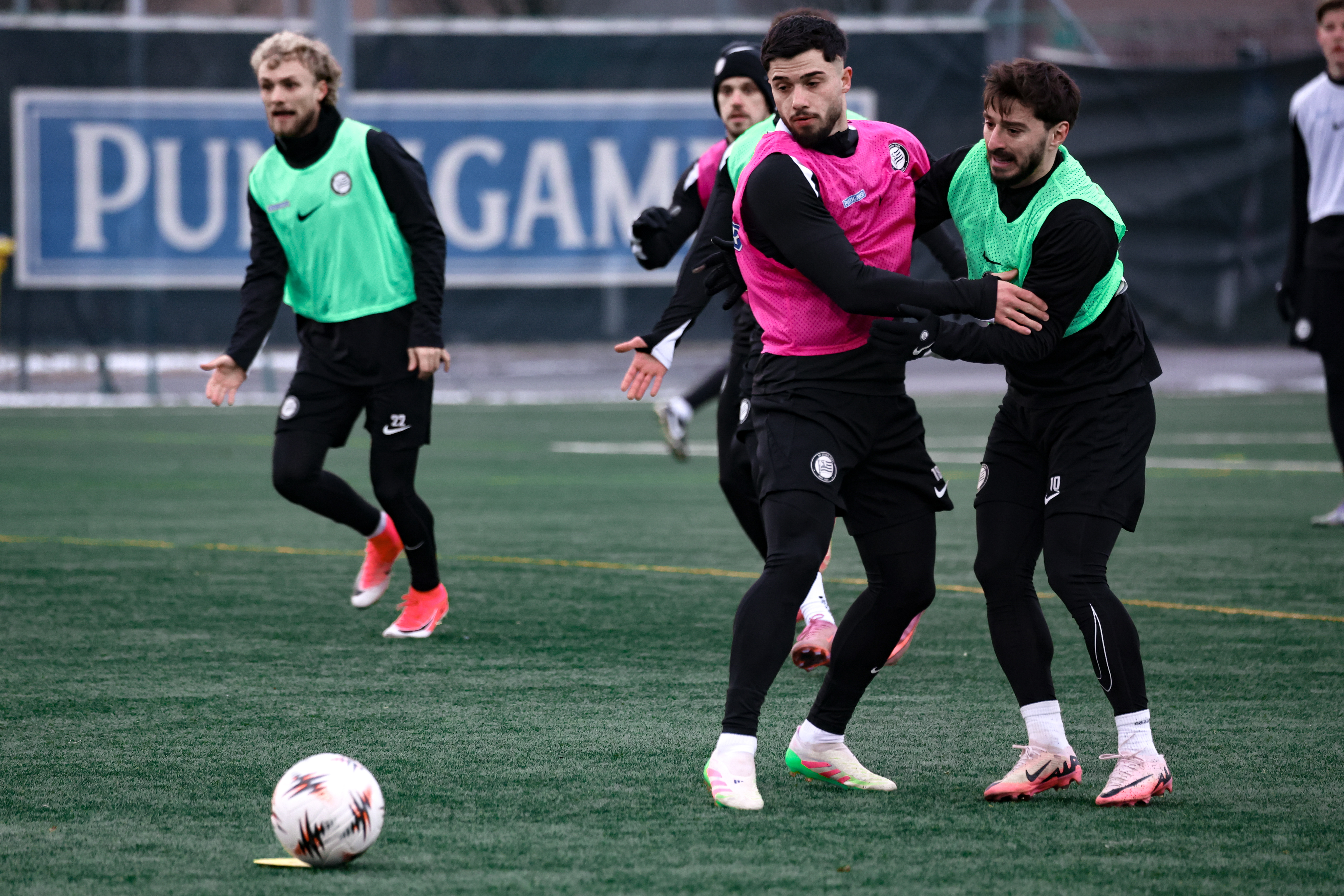 Zwei Männer kämpfen um den Ball