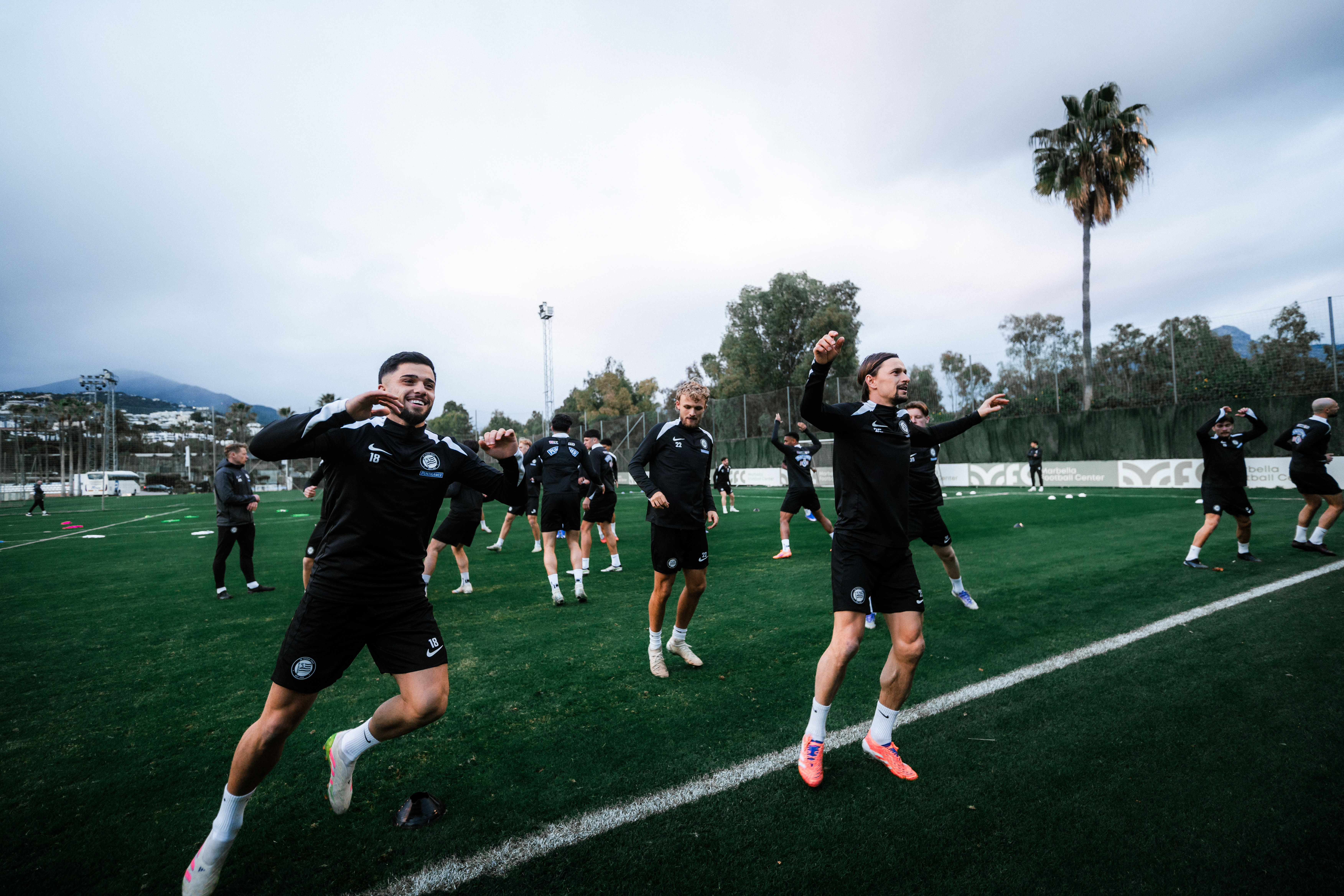 Viele Spieler in schwarzem Trainingsgewand