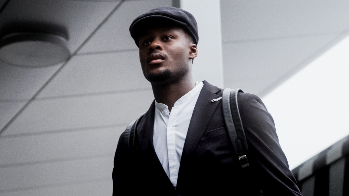 Mit Person mit Hut und Anzug vereist