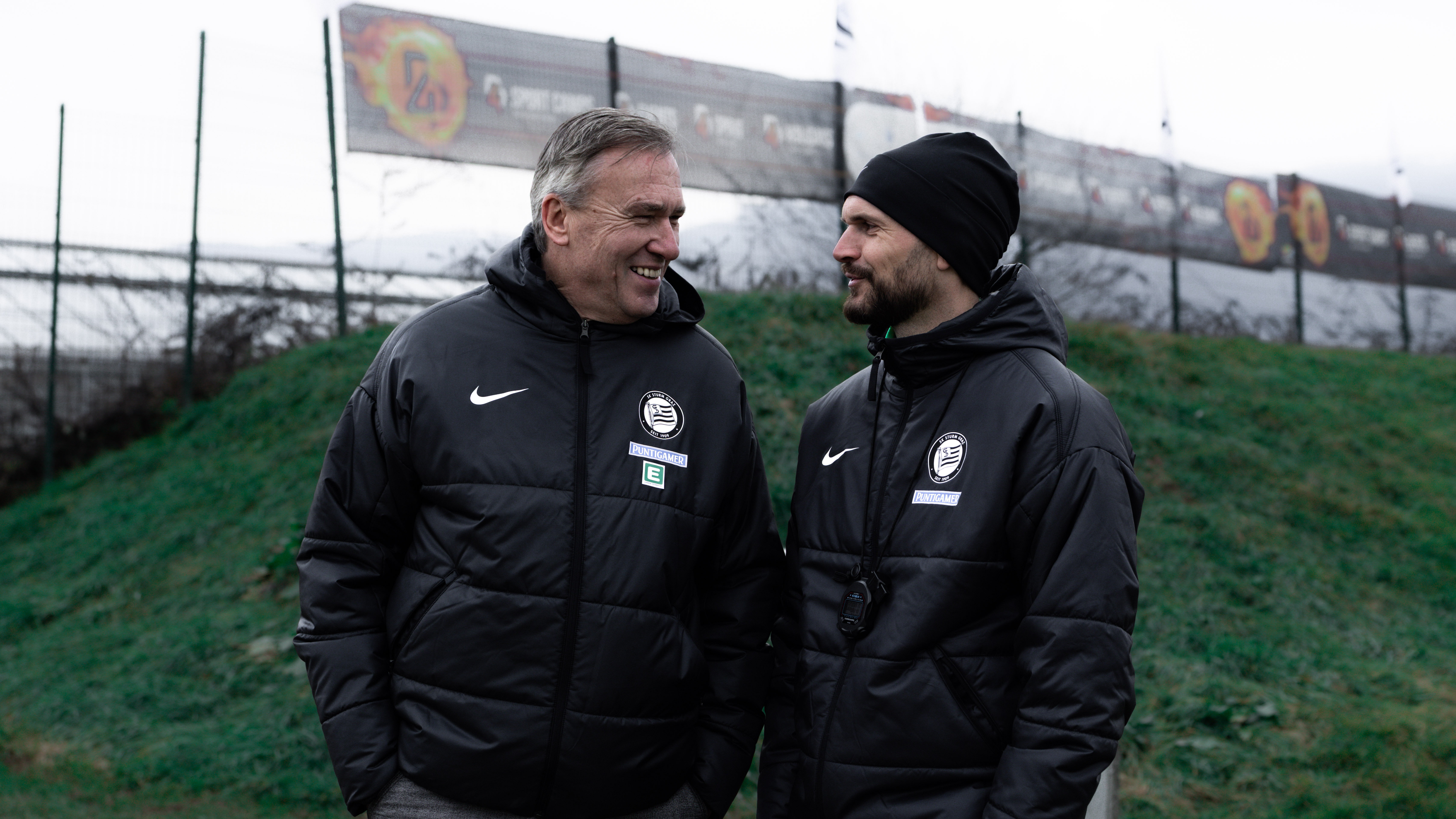 Zwei Männer in schwarzen Jacken