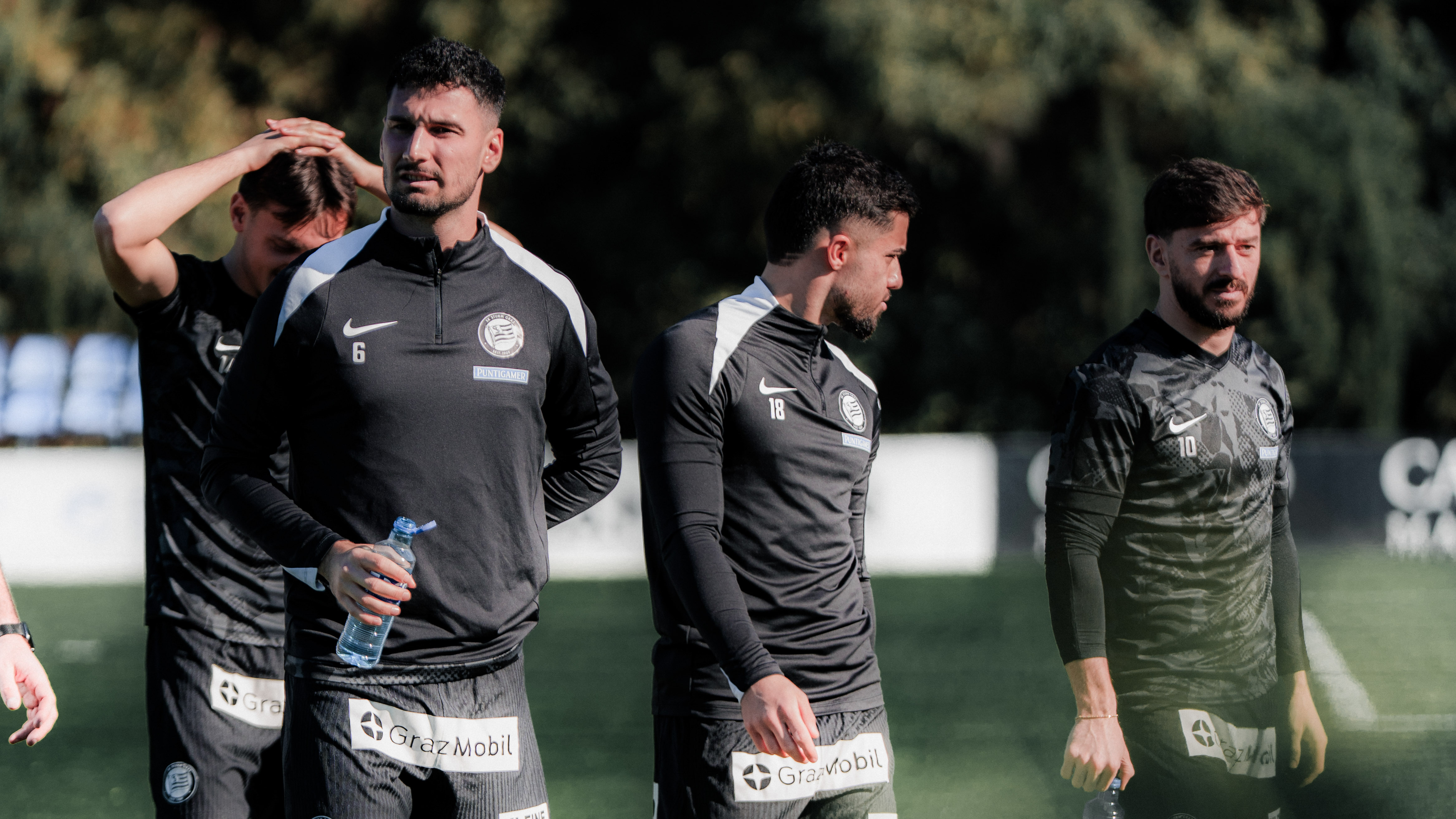 Vier Spieler im schwarzen Trikot