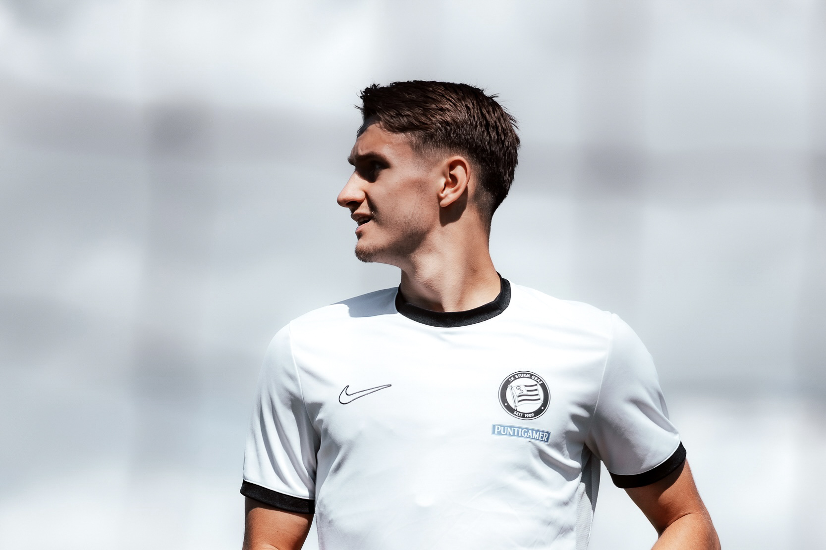 Ein Spieler, der nach rechts schaut.