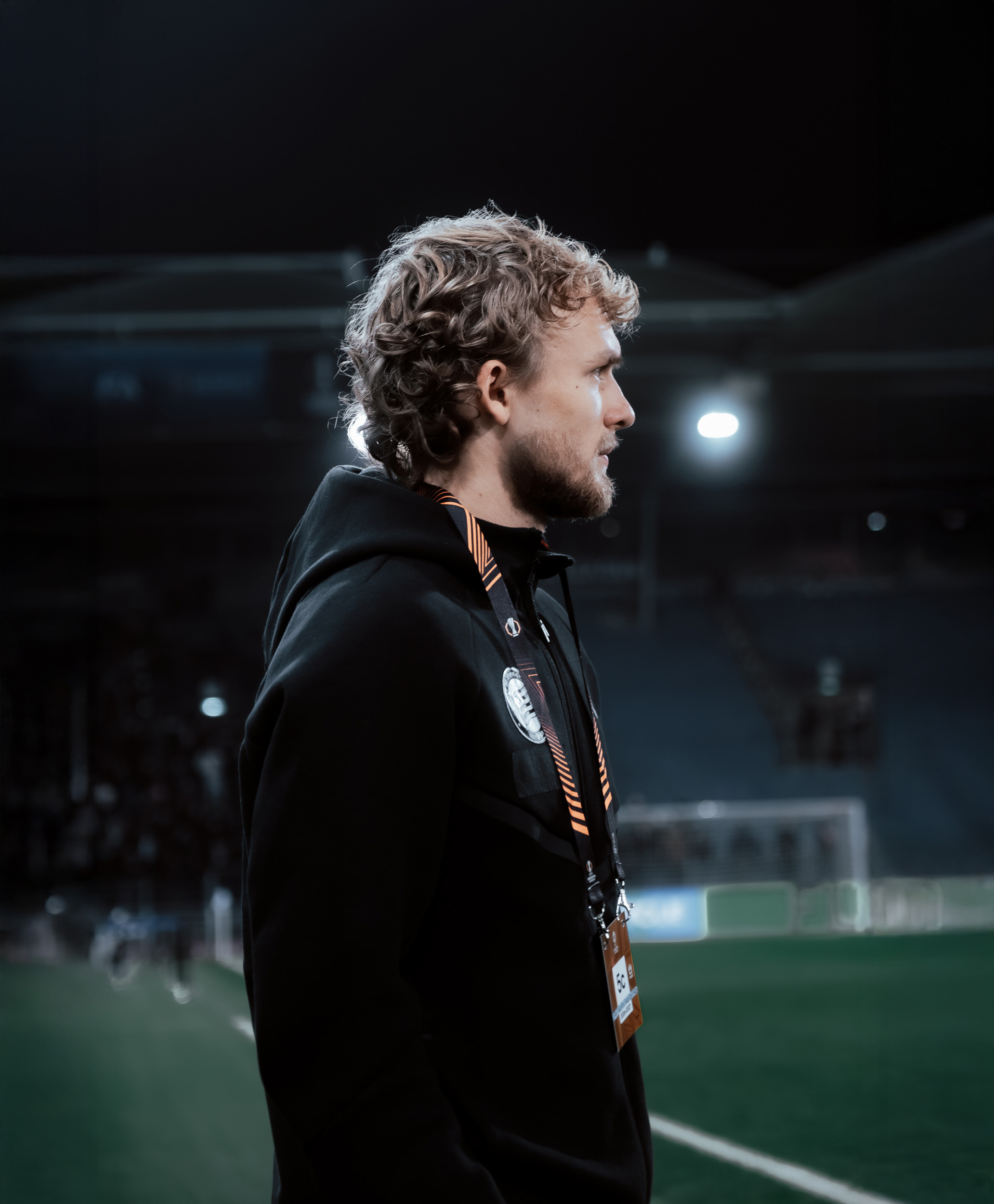 Ein Spieler, der in die Ferne blickt.