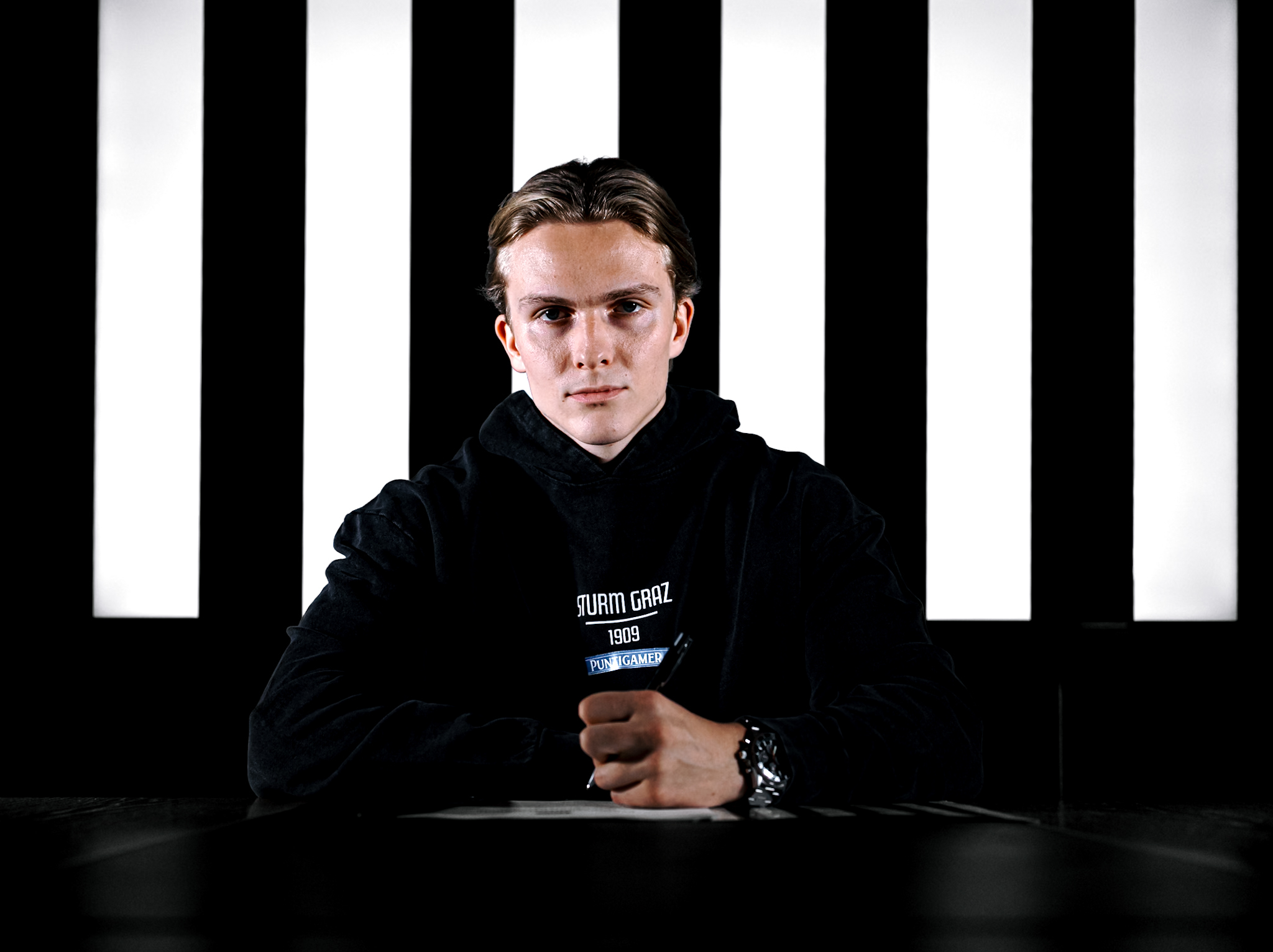 Eine Person unterschreibt einen Vertrag