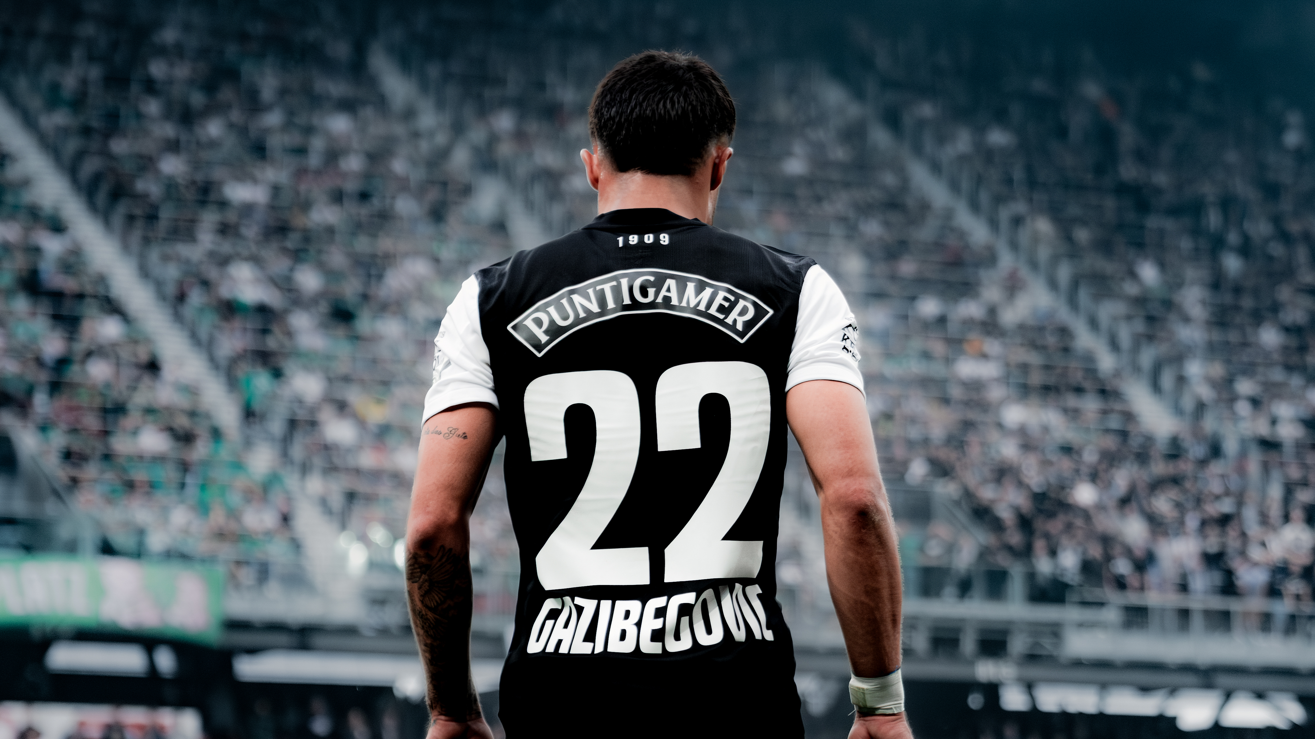 Ein Spieler mit der Nummer 22 in einem schwarz-weißen Trikot