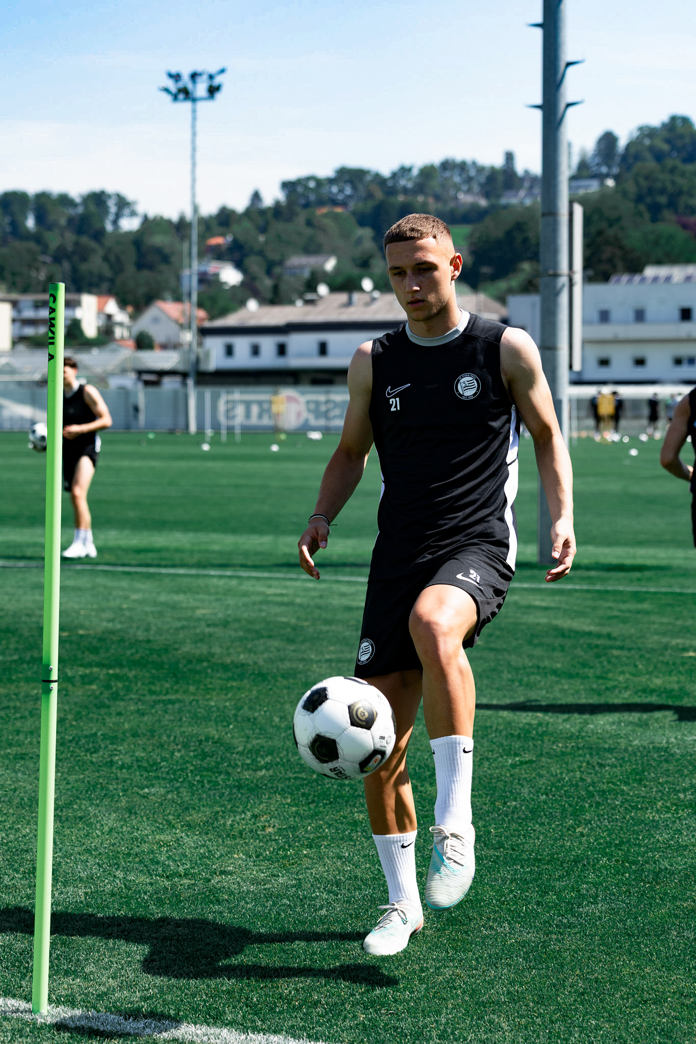 Ein Mann tritt einen Ball