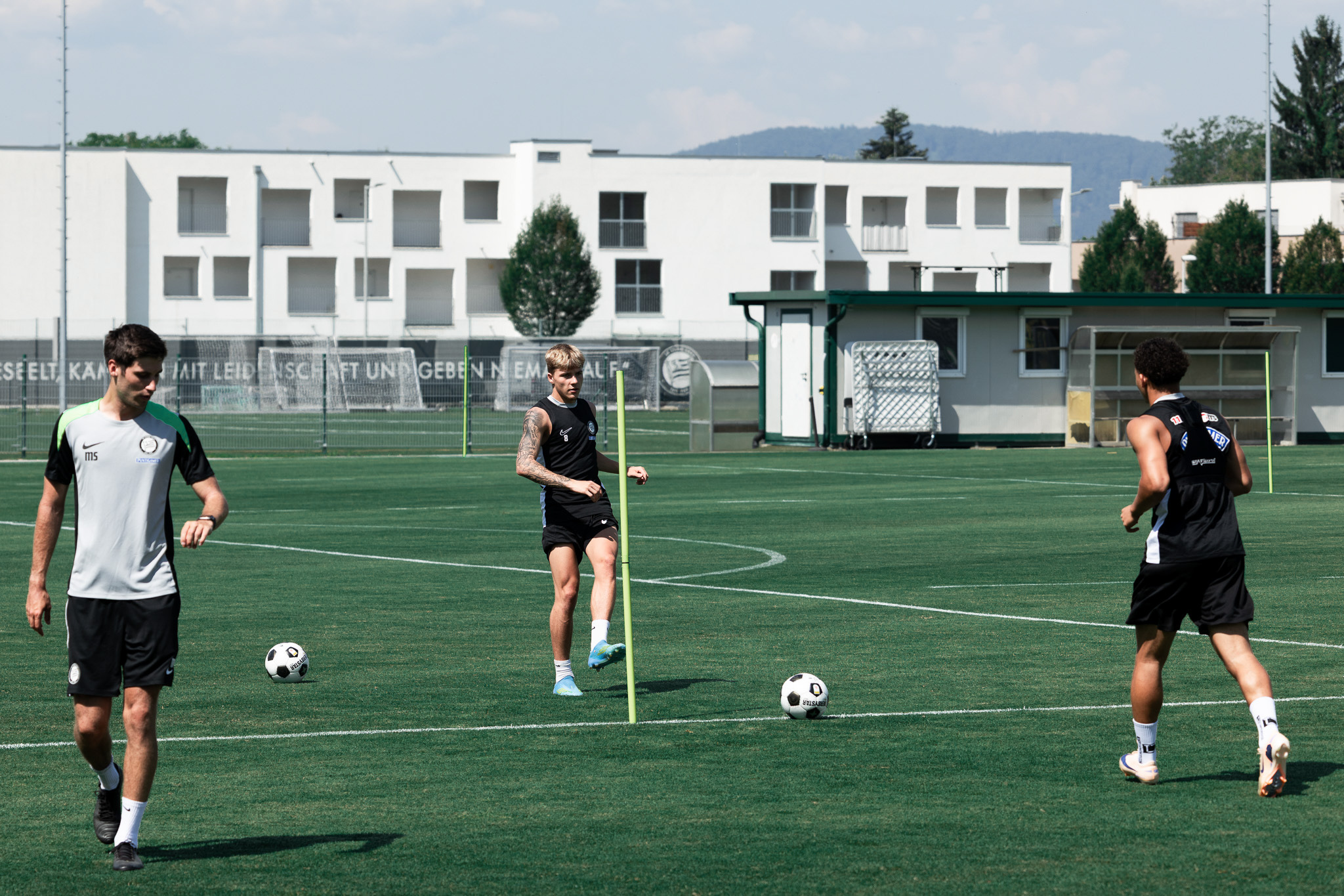 Zwei Spieler passen sich den Ball hin und her.
