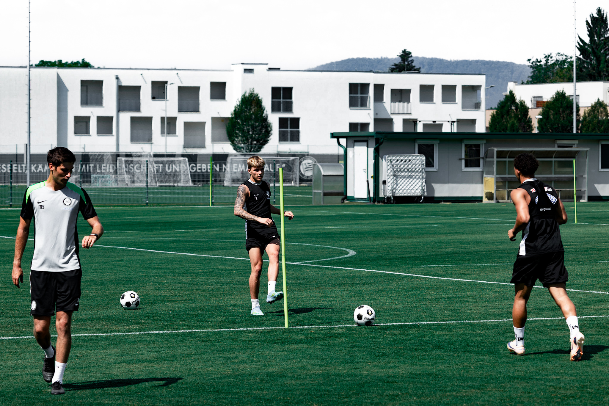 Zwei Spieler passen sich den Ball hin und her.