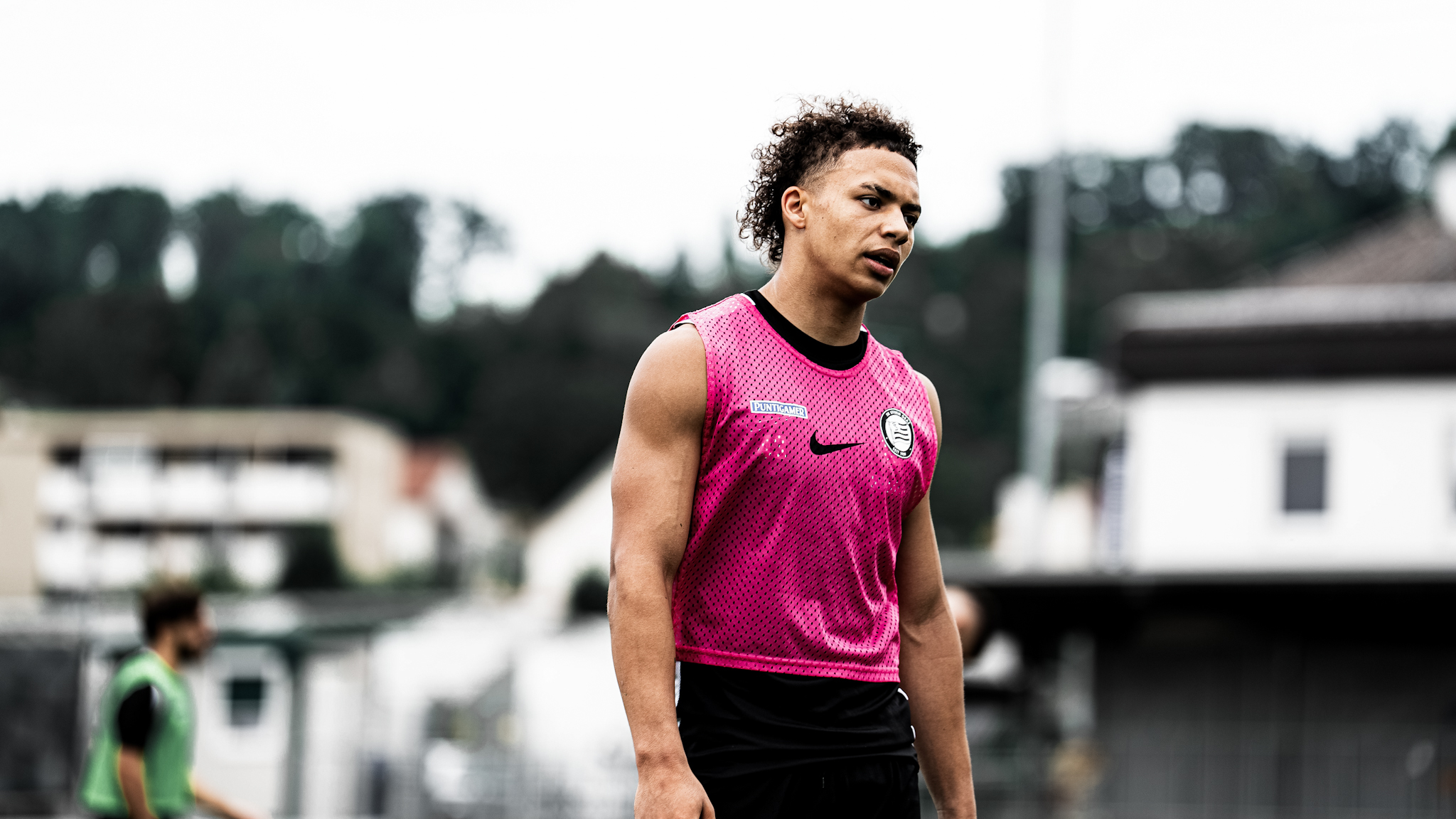 Ein Spieler hat ein rosa Tanktop an