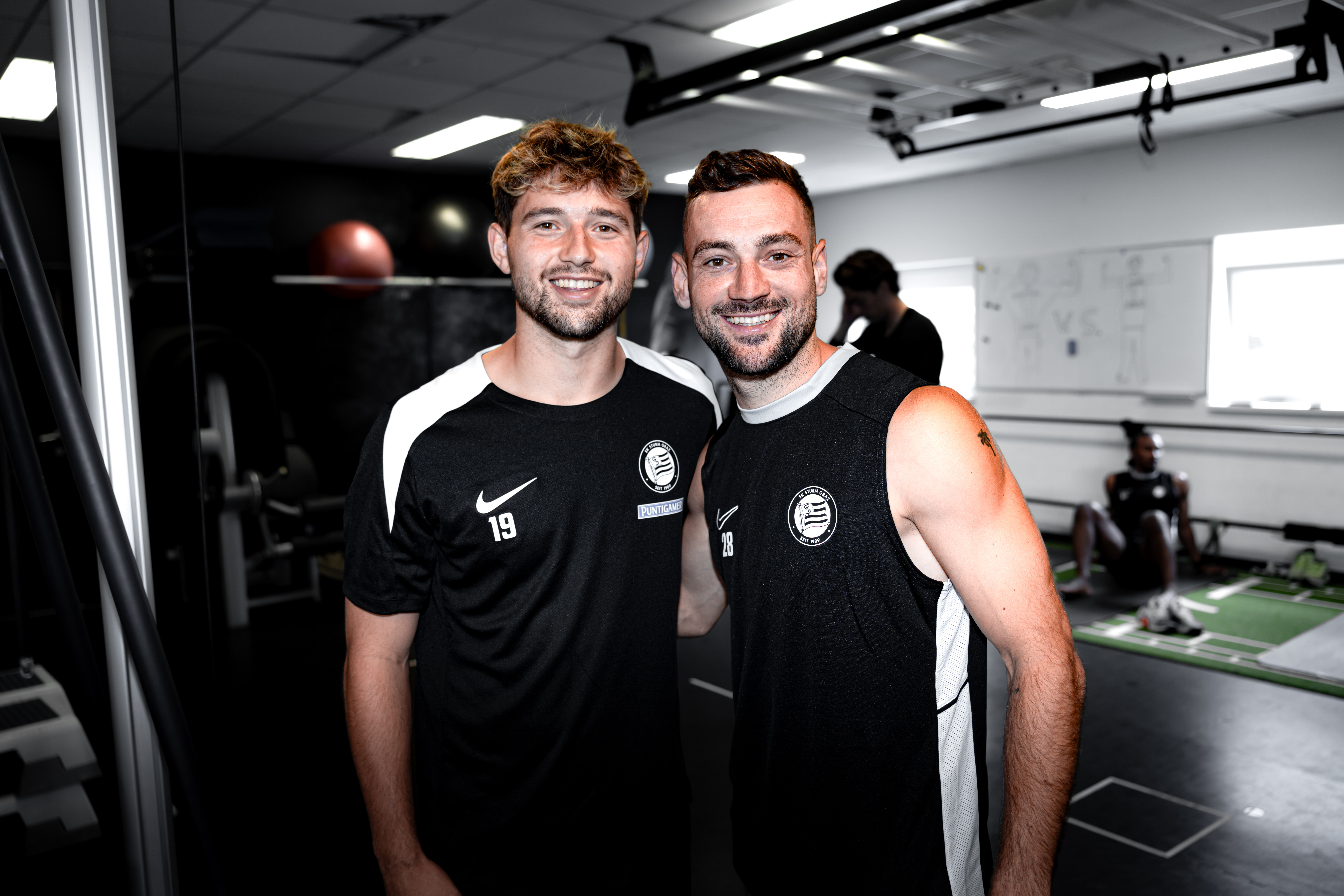 Zwei Spieler Arm in Arm