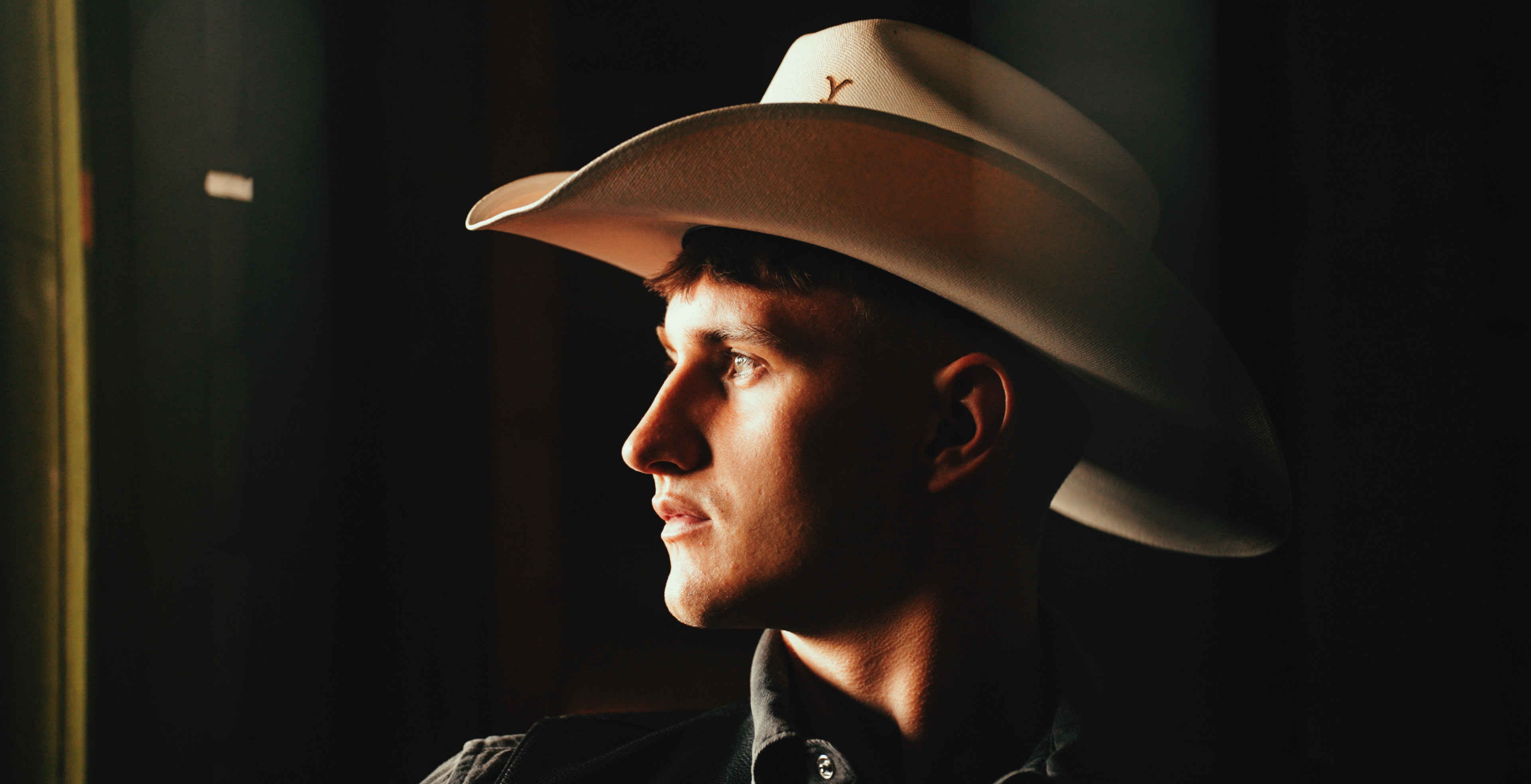 Ein Mann mit Cowboy-Hut schaut nach links