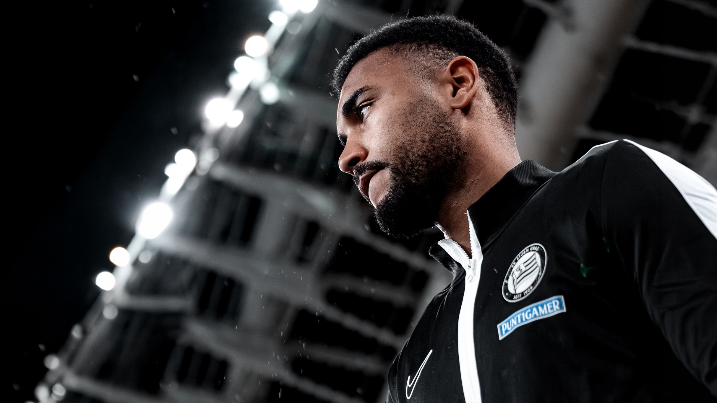 Foto von unten von einem Mann in Trainingspullover.