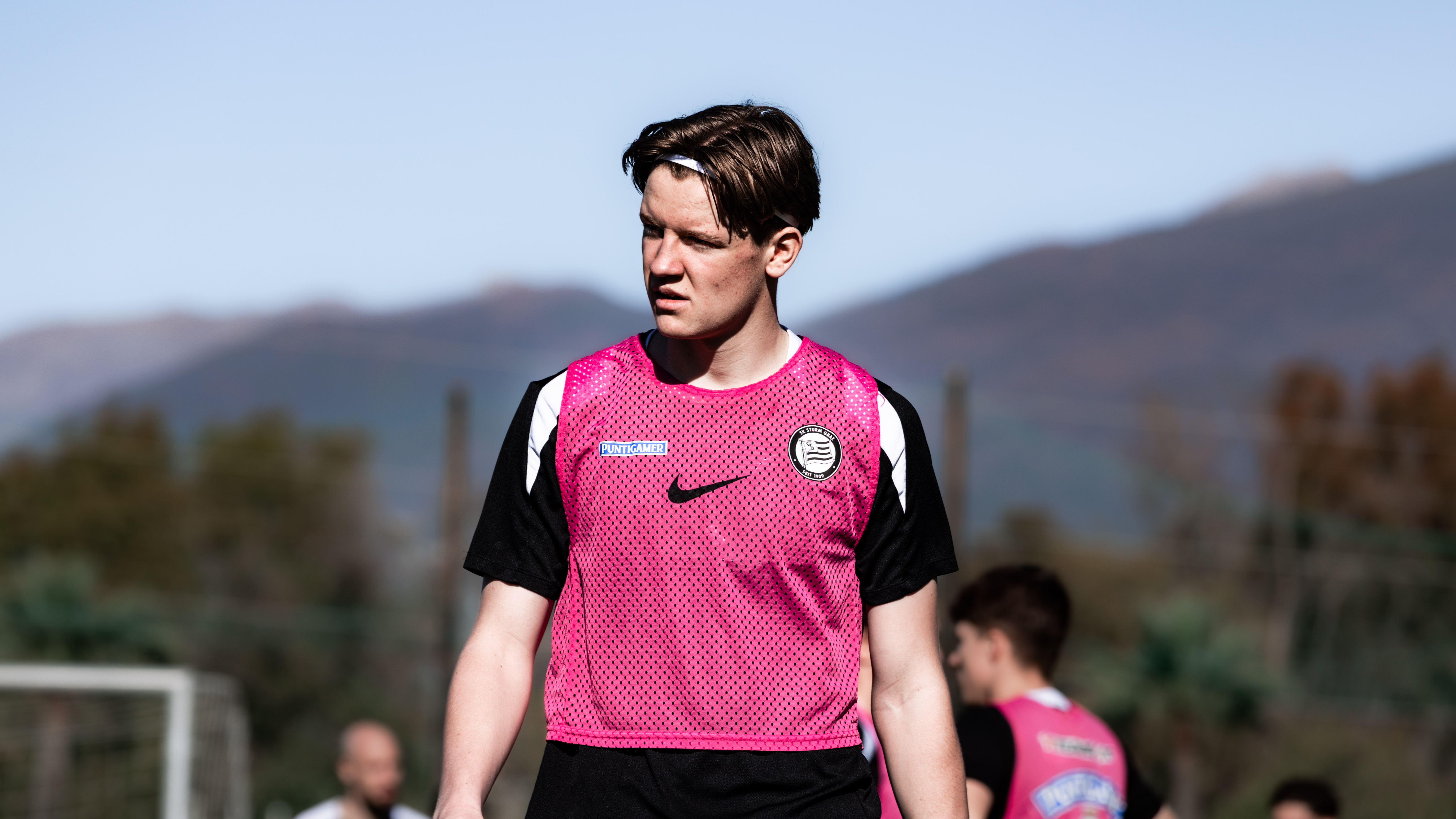 Ein Spieler schaut in eine Richtung und hat einen rosaroten Überzieher an