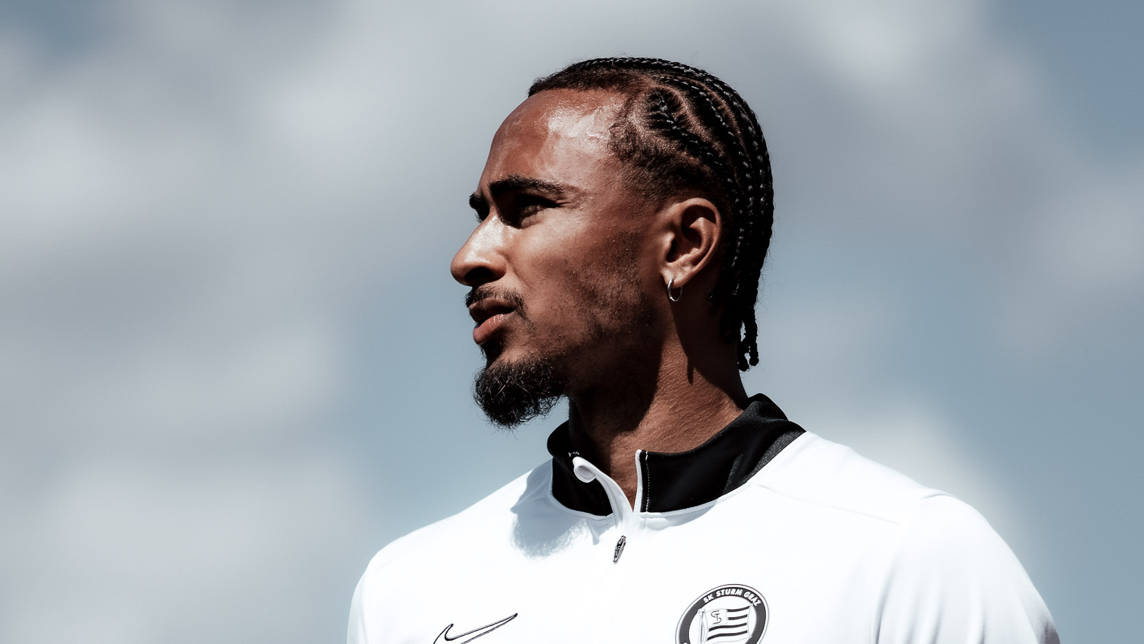 Ein spieler schaut nach links